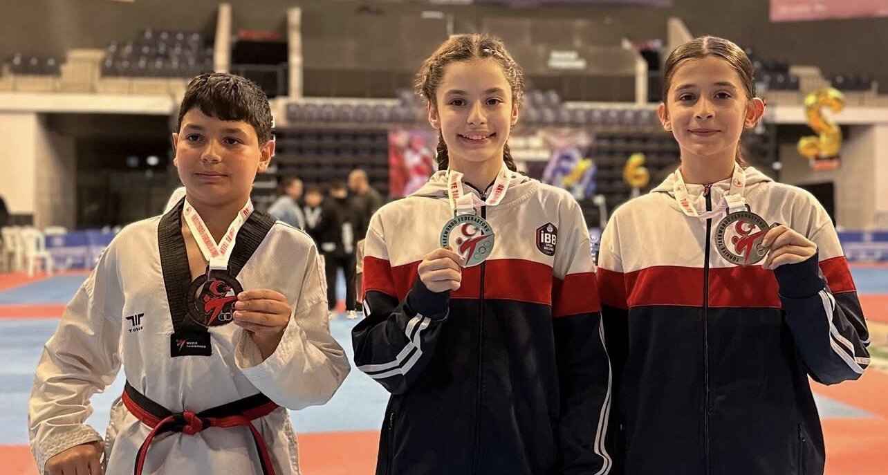 Minikler Taekwondo İstanbul Grubu Türkiye Seçmelerinde sporcularımızdan; 1 altın, 2 gümüş, 2 bronz madalya