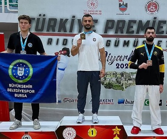 Karate Premier Lig'de Uğur Aktaş'tan altın madalya
