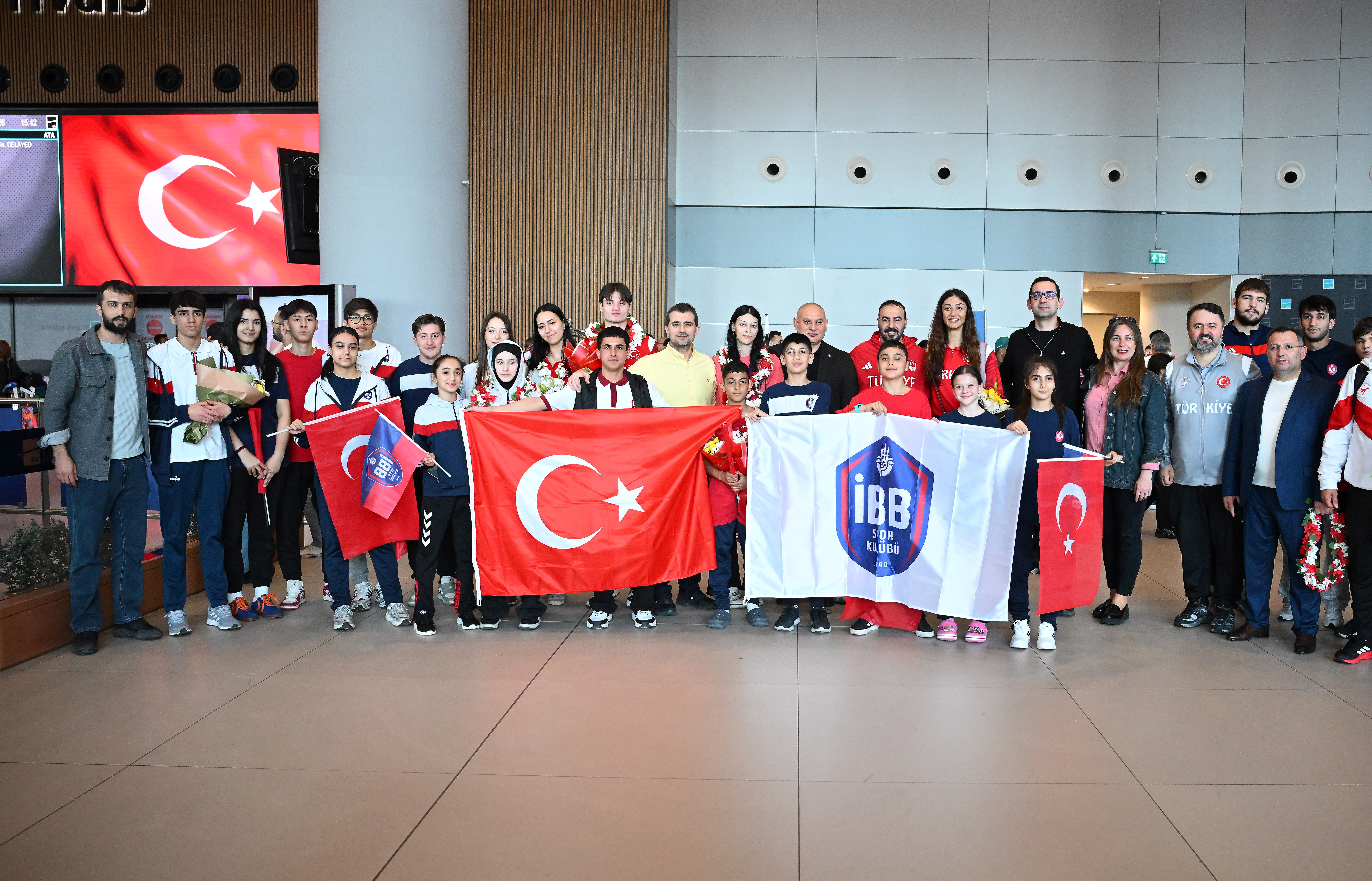 Avrupa Şampiyonası'nda tarih yazan taekwondocularımız yurda döndü