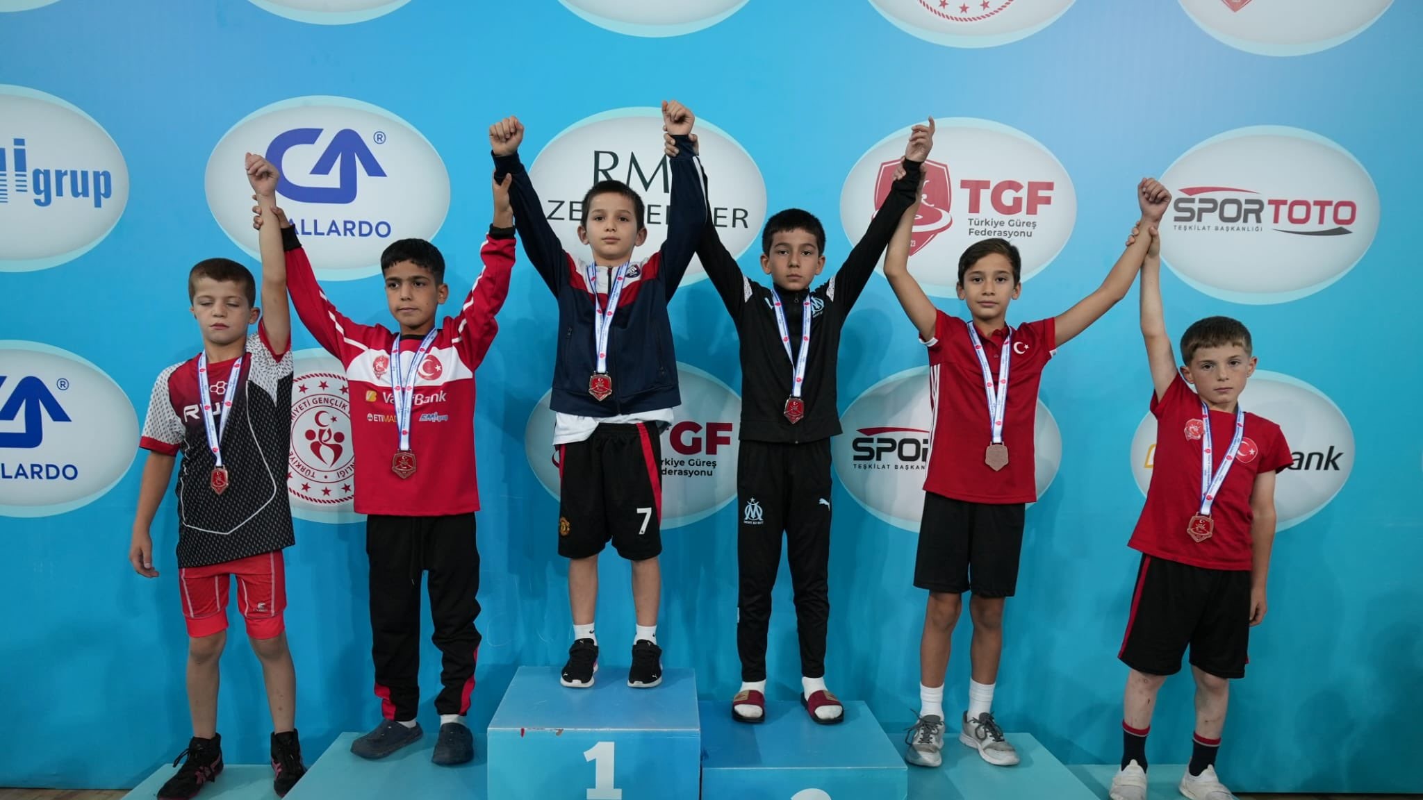 Minik güreşçilerimiz madalyaları topladı