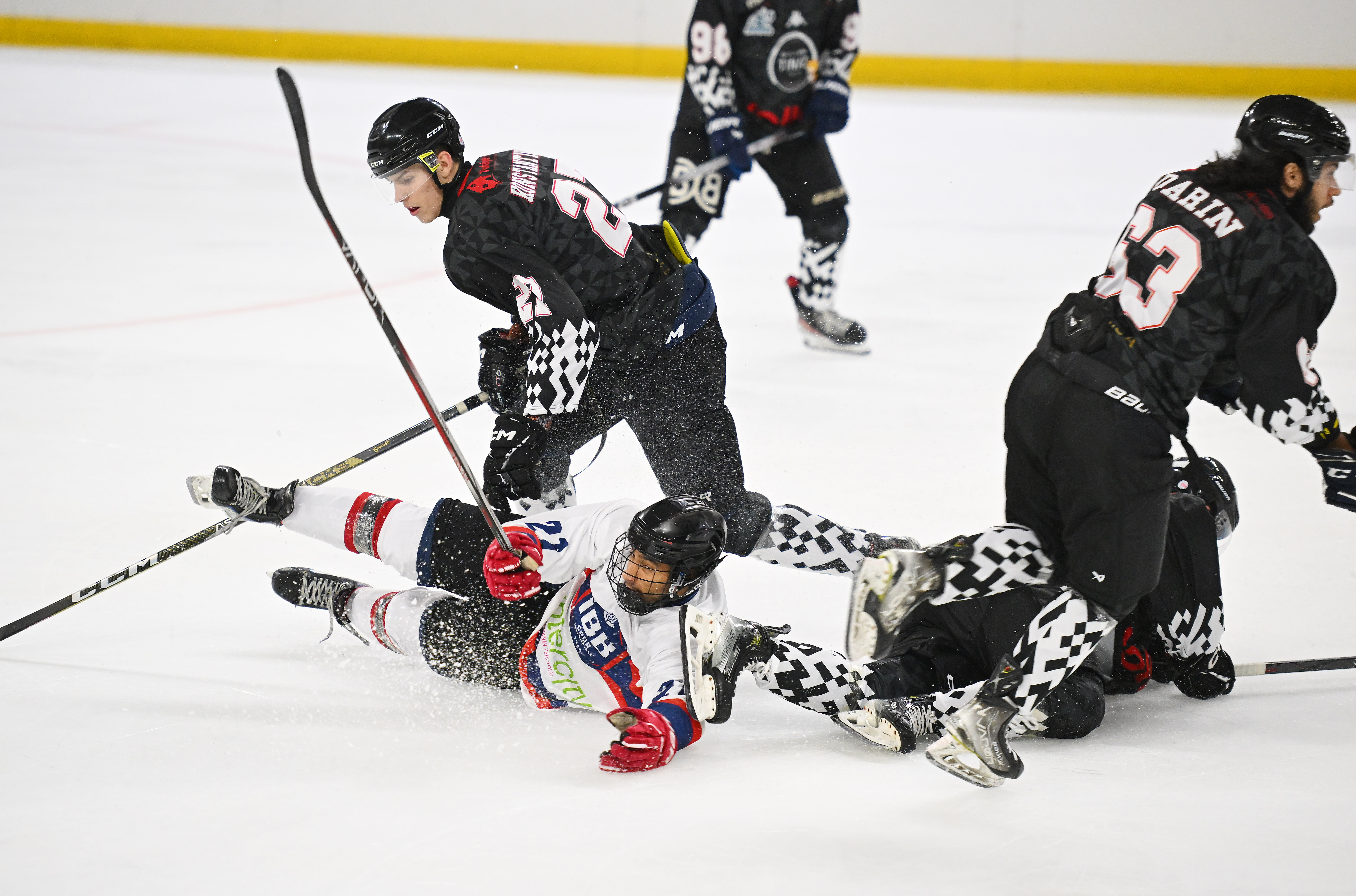 Erkekler Buz Hokeyi | İBB Spor Kulübü - Buzadam: 2-5 / 8-4