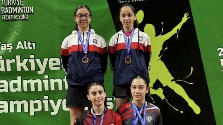 17 Yaş Altı Badminton Türkiye Şampiyonası’nda Gönül Gülfem Tuncer ve Deniz Çelikbaş’tan bronz madalya