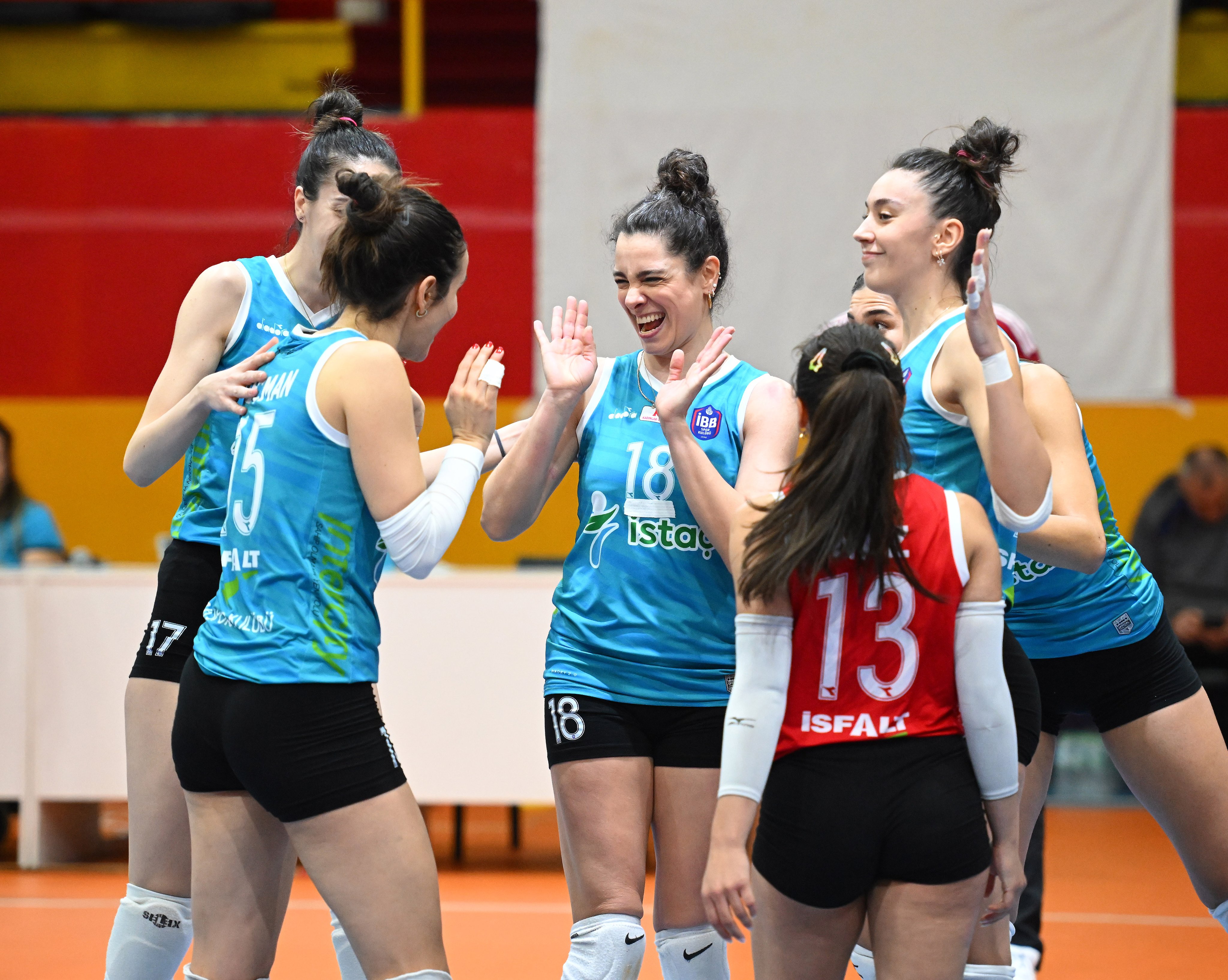 Kadın Voleybol Takımımız, Yeşilyurt'tan galibiyetle döndü: 3-0