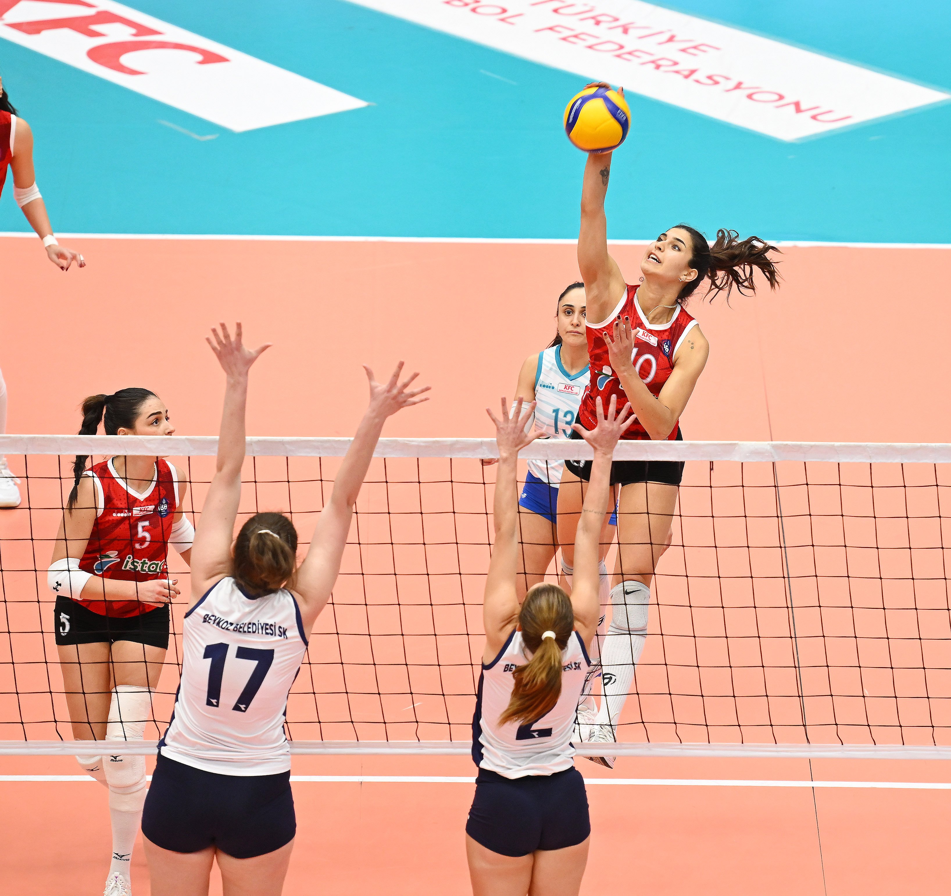 Kadın Voleybol Takımımız, Beykoz Belediye'yi 3-0 ile geçti