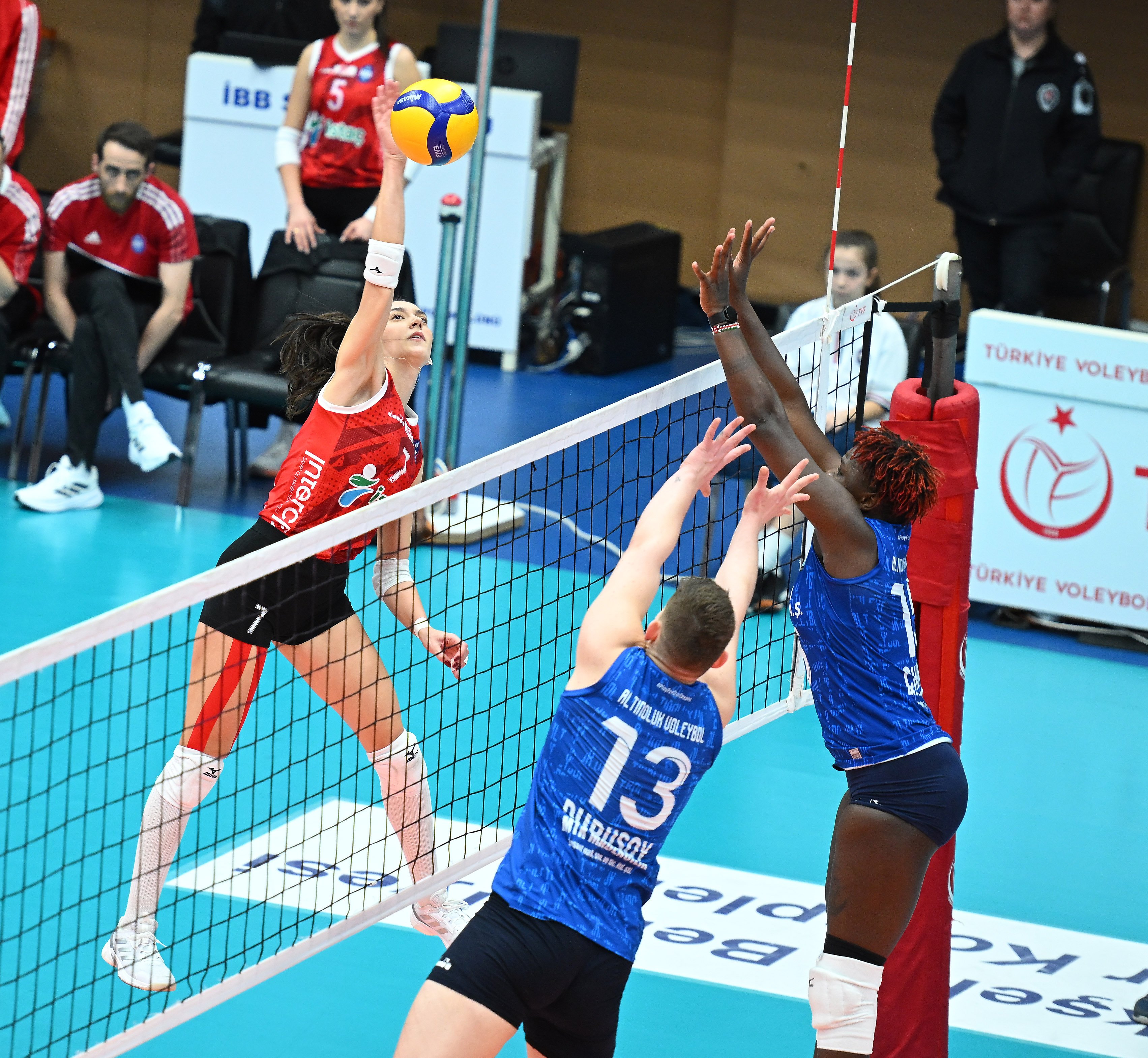 Kadın Voleybol Takımımız, Edremit Belediye'yi 3-0 mağlup etti