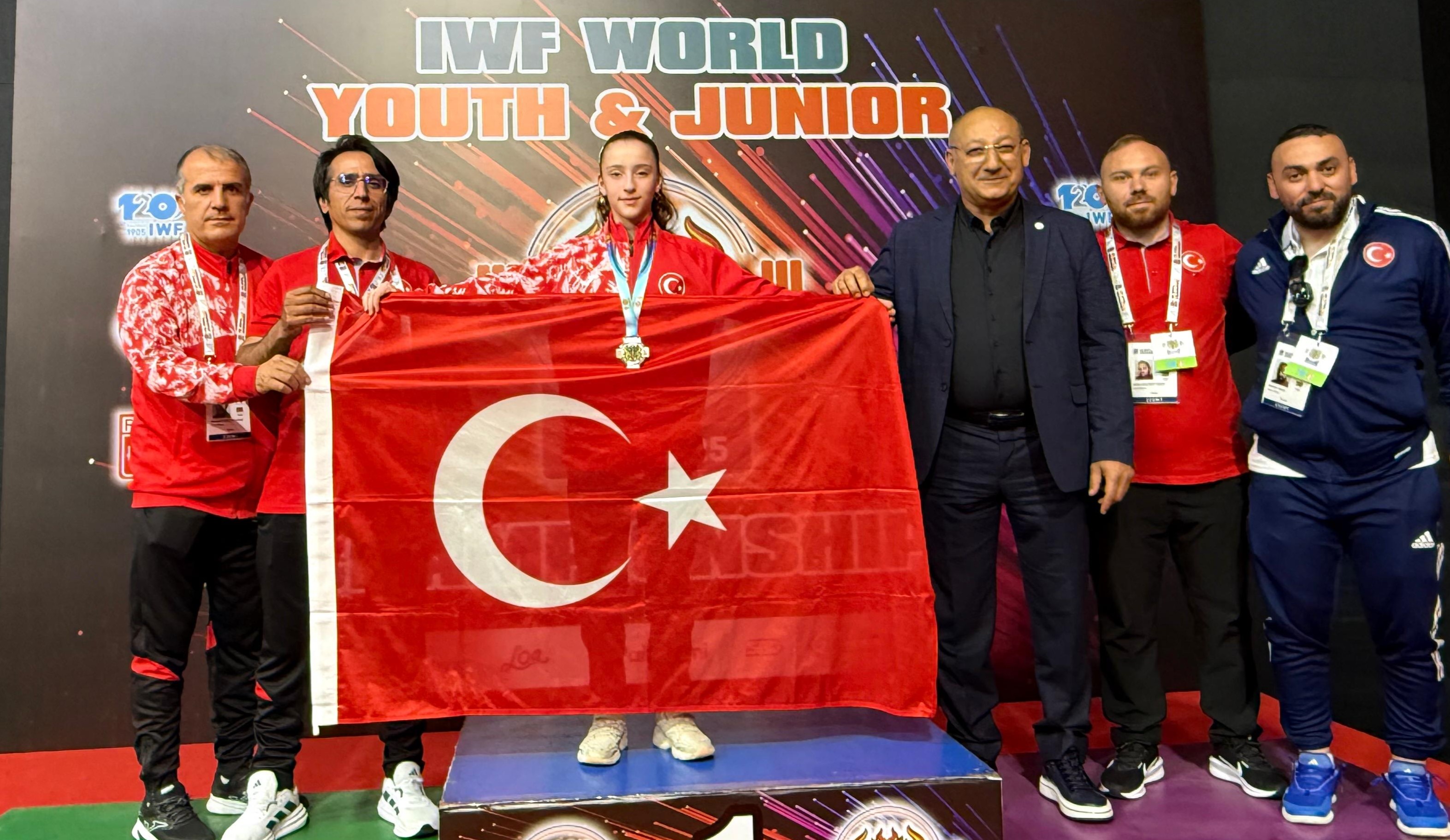 Haltercimiz Ecrin Naz Şahin, U15 Dünya İkincisi!
