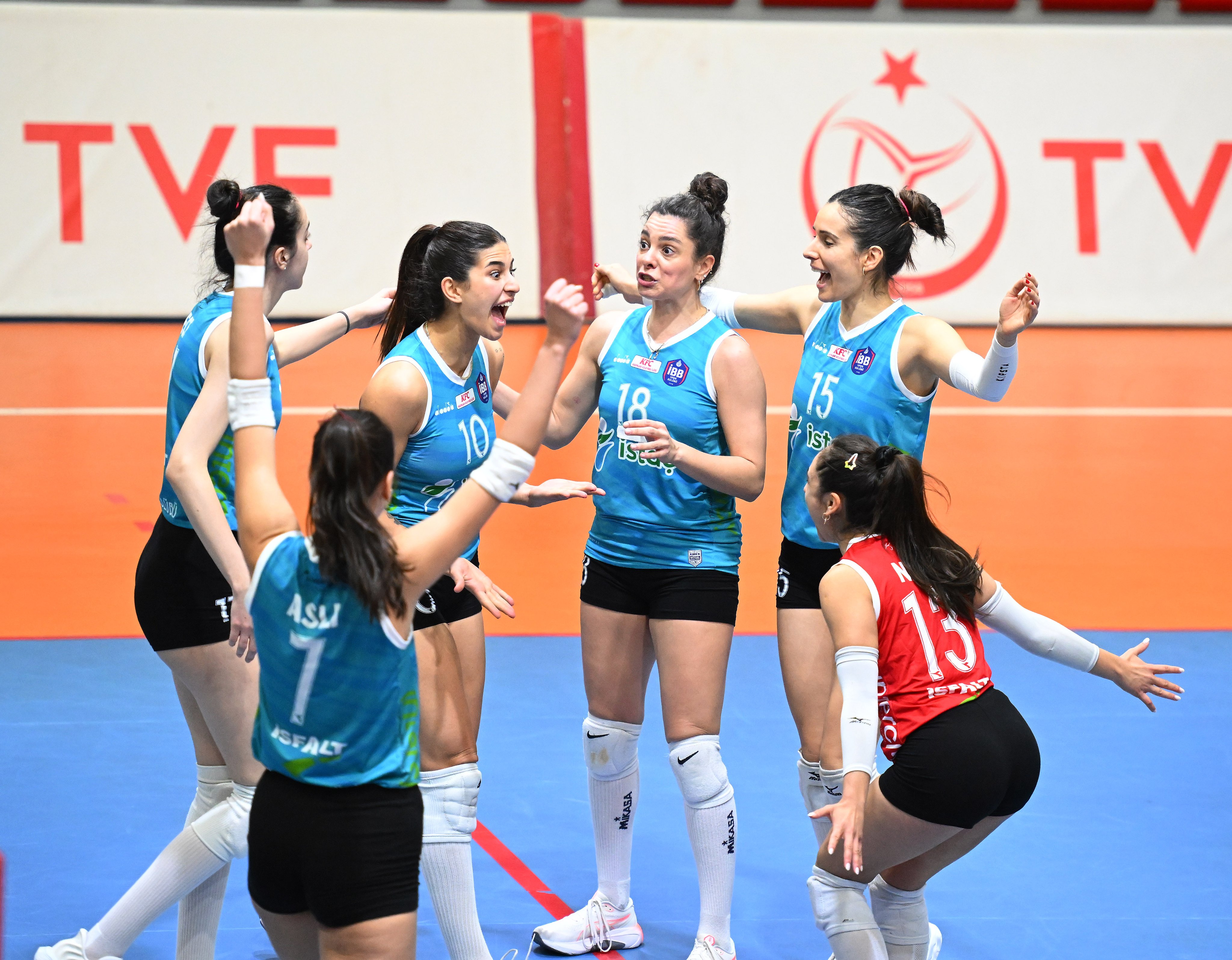 Kadın Voleybol Takımımız, Yeşilyurt'tan galibiyetle döndü: 3-0