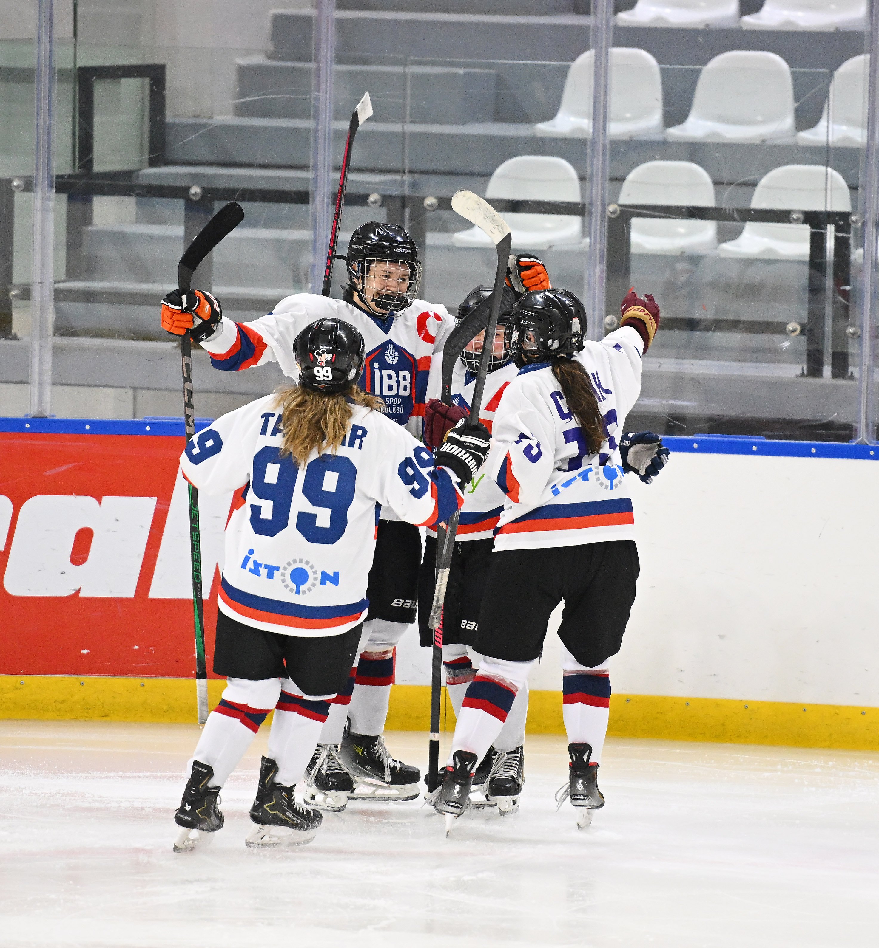 Kadın Buz Hokeyi Takımımız 8'de 8 ile liderliğini sürdürdü: 5-2