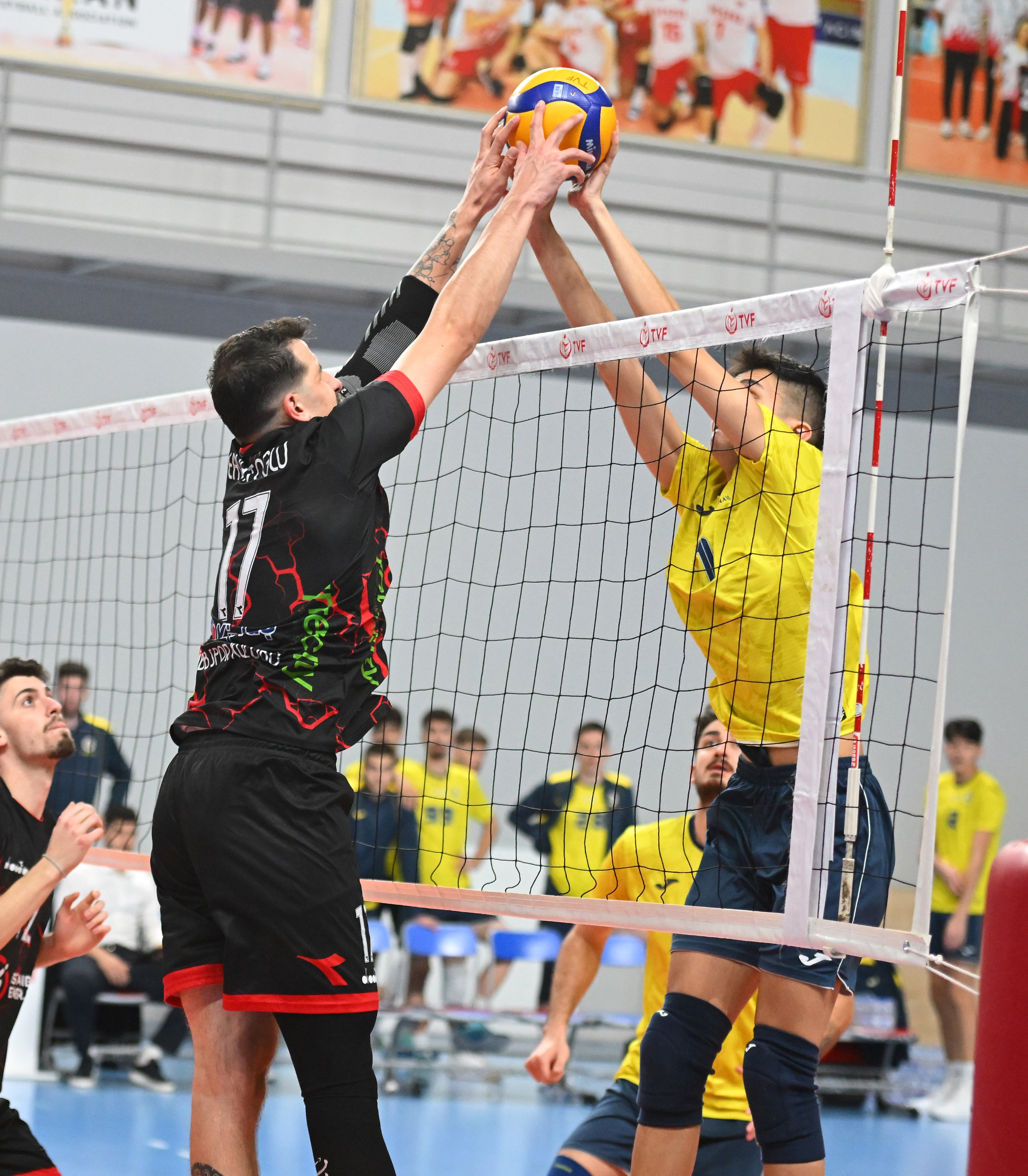 Erkek Voleybol Takımımız, Fenerbahçe Medicana'yı 3-0 mağlup etti