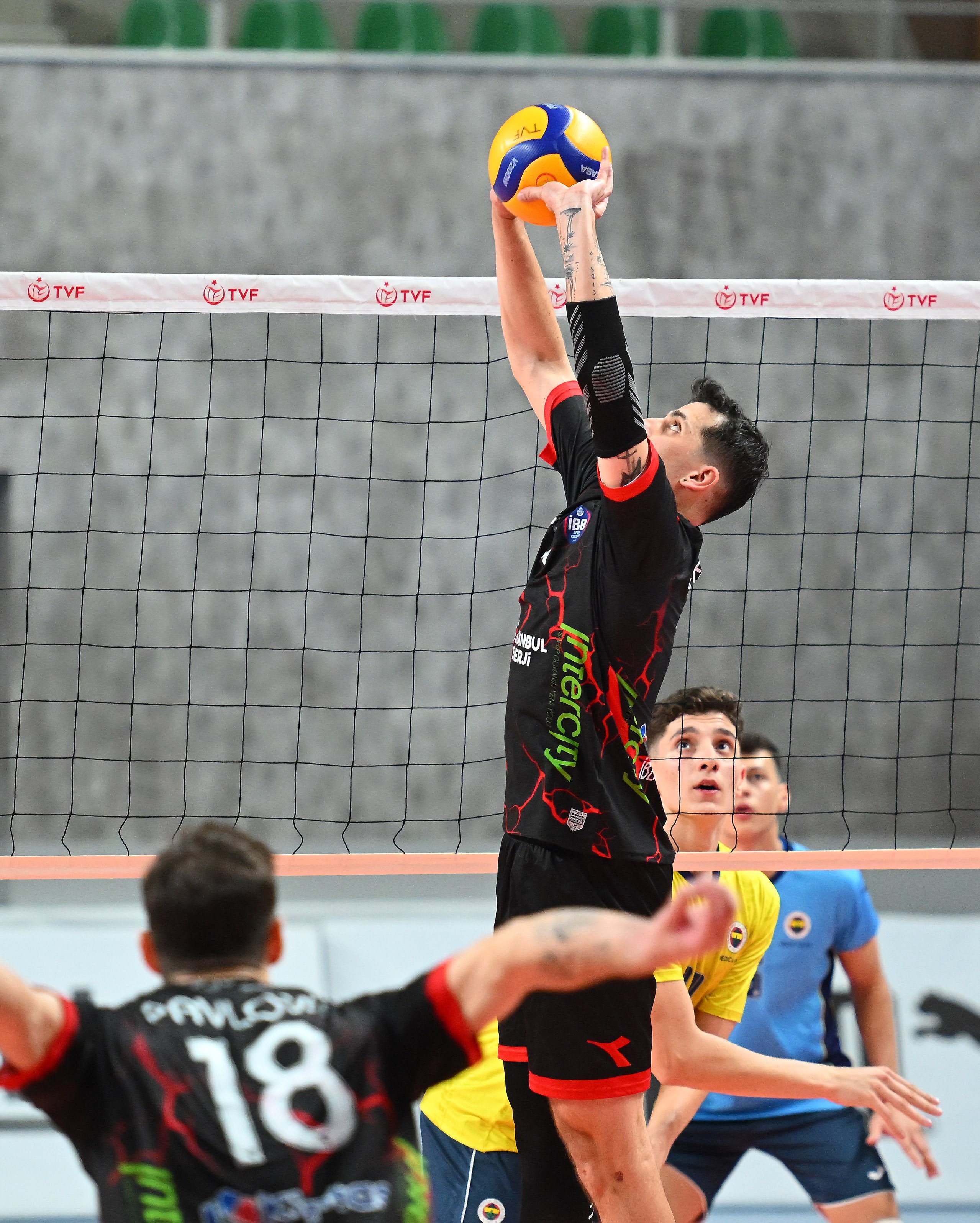 Erkek Voleybol Takımımız, Fenerbahçe Medicana'yı 3-0 mağlup etti