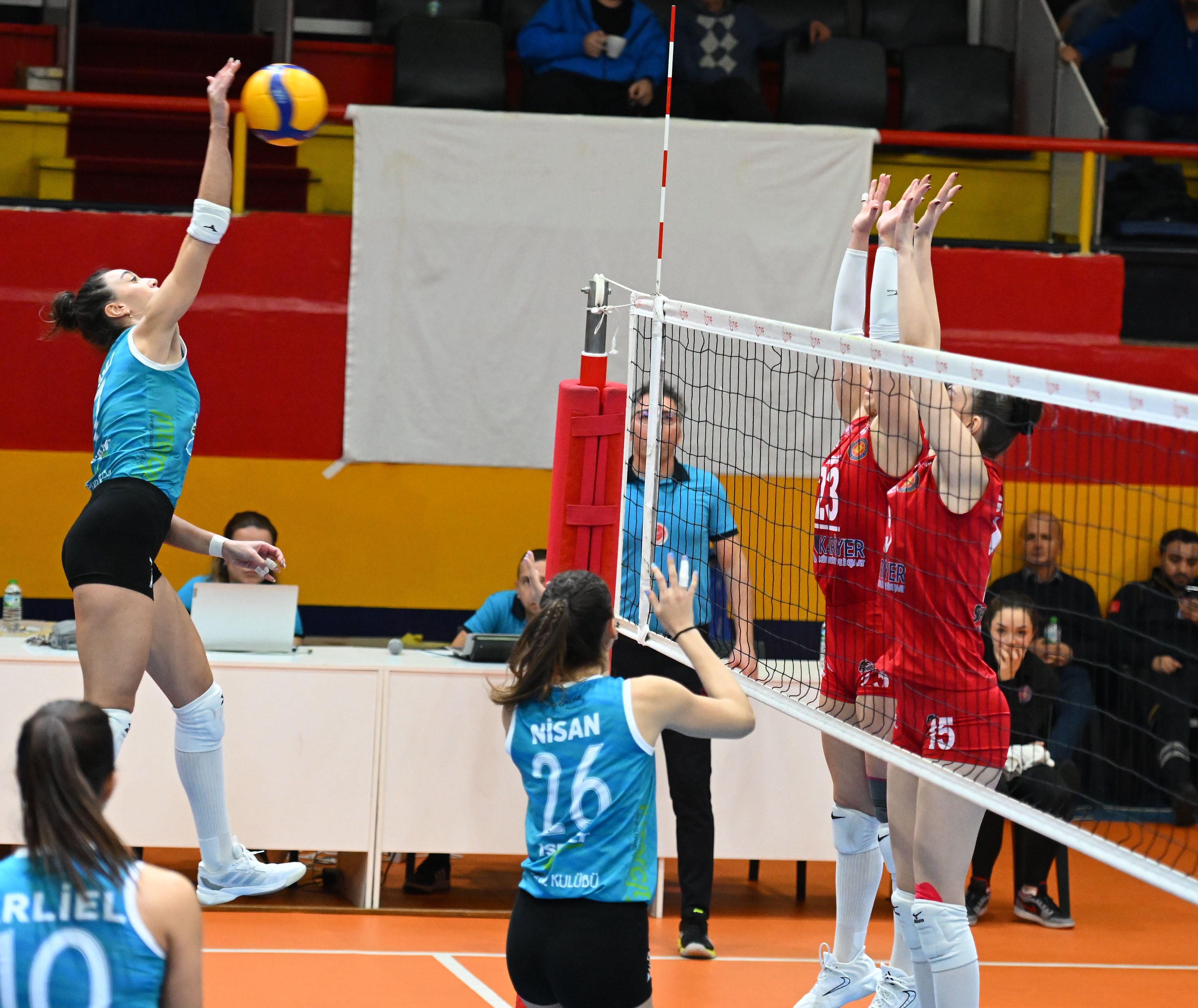 Kadın Voleybol Takımımız, Yeşilyurt'tan galibiyetle döndü: 3-0
