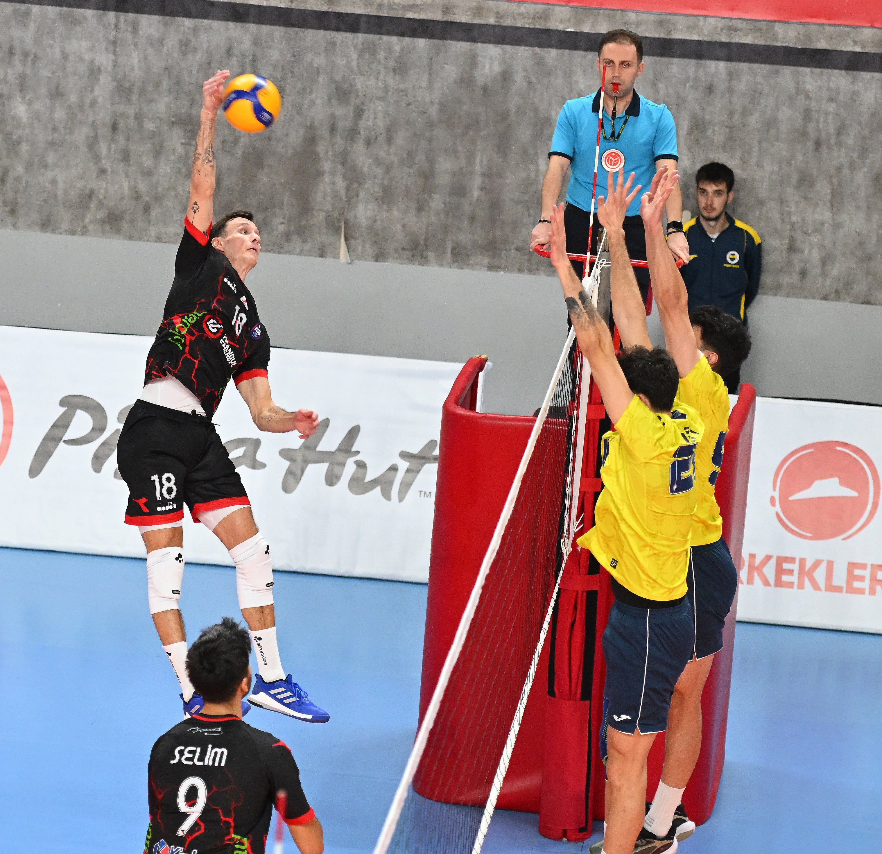 Erkek Voleybol Takımımız, Fenerbahçe Medicana'yı 3-0 mağlup etti