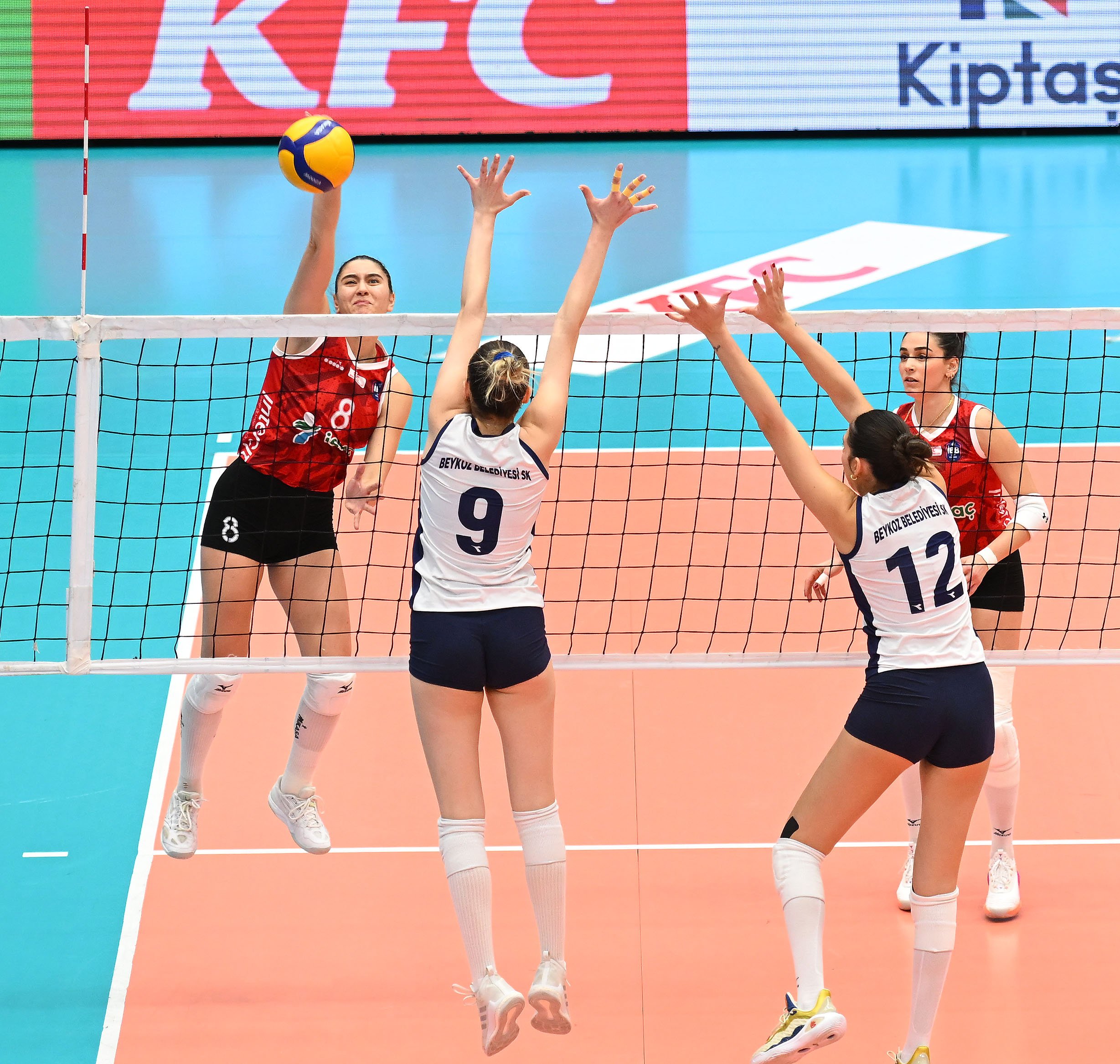 Kadın Voleybol Takımımız, Beykoz Belediye'yi 3-0 ile geçti