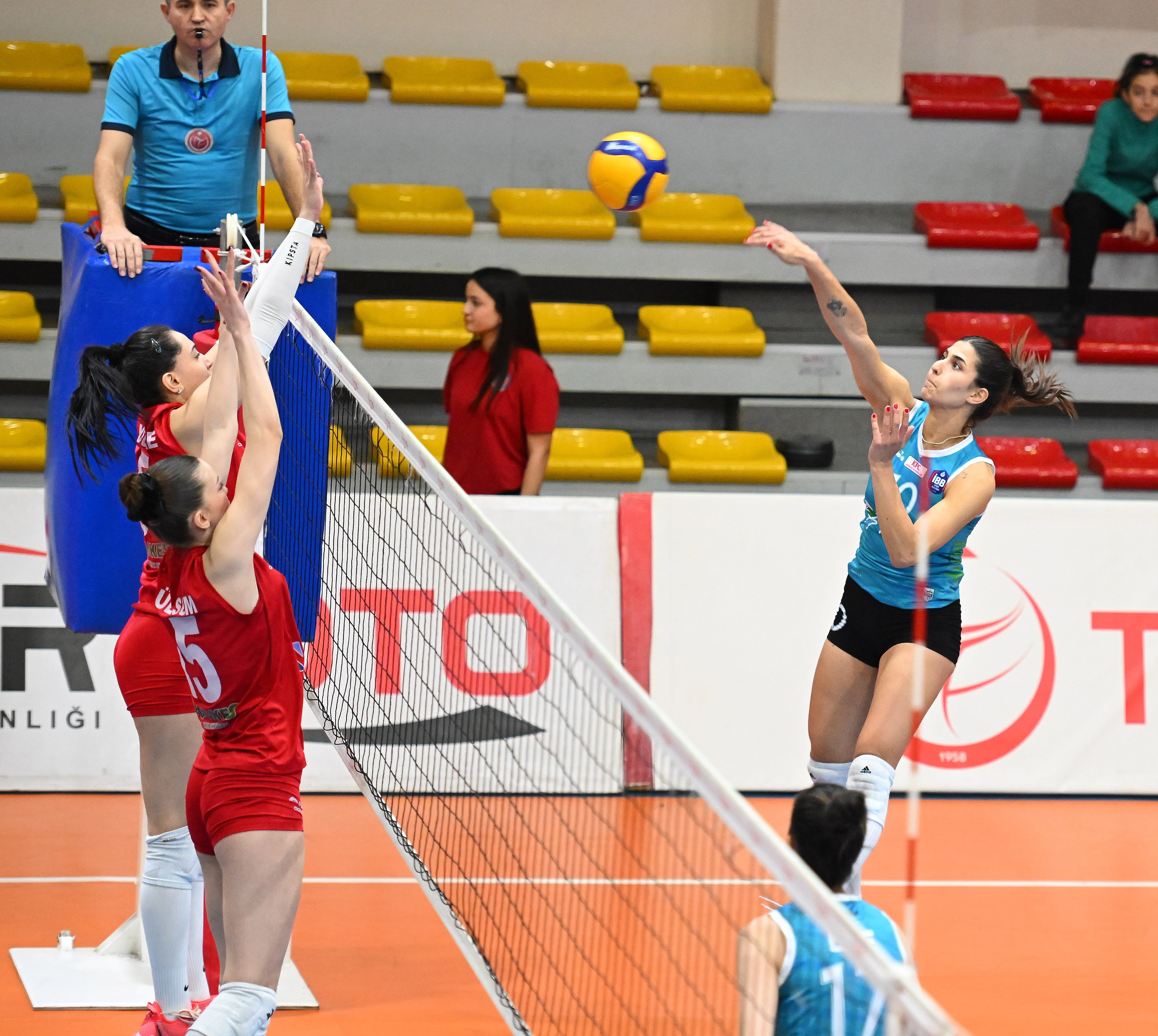Kadın Voleybol Takımımız, Yeşilyurt'tan galibiyetle döndü: 3-0