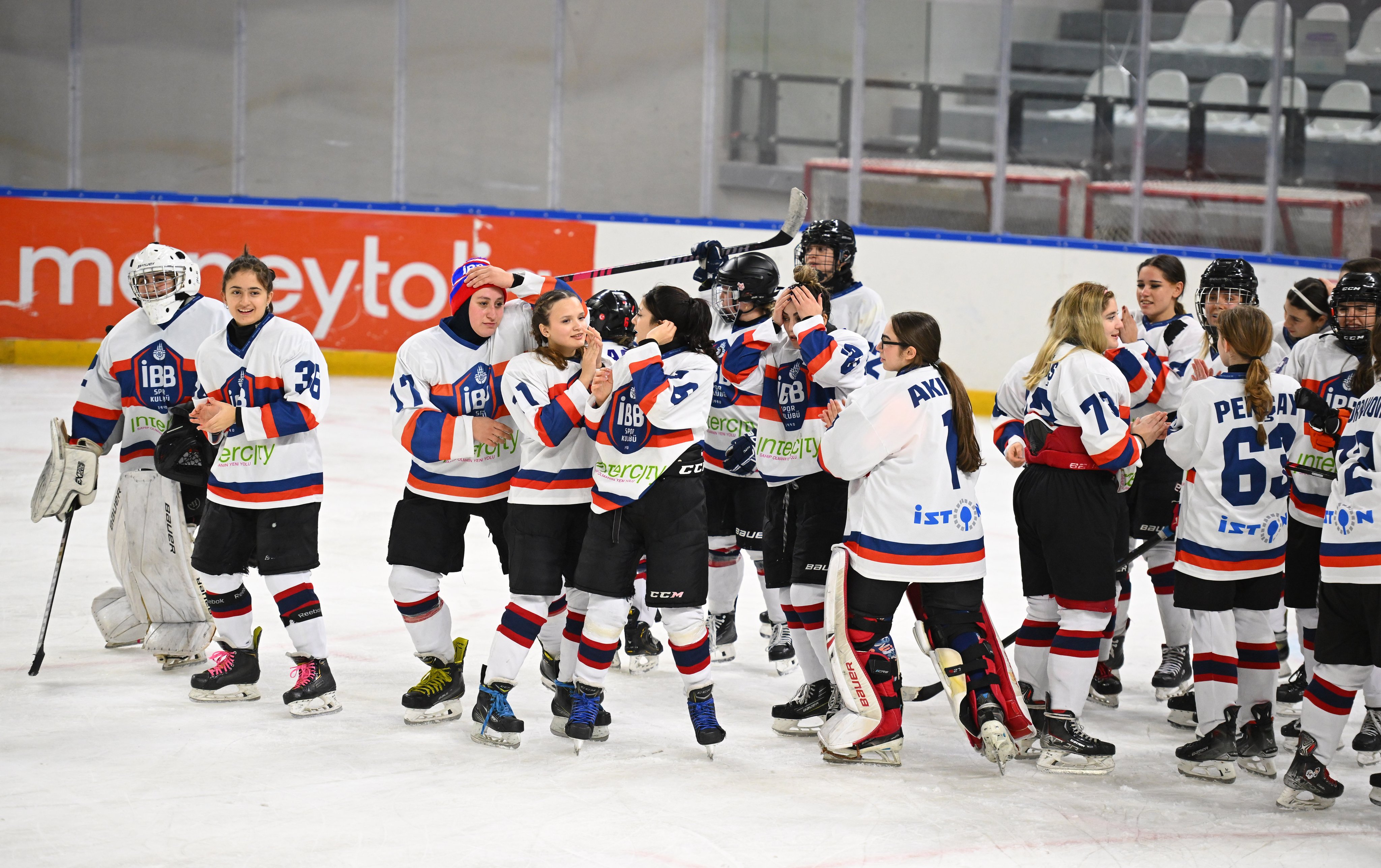 Kadın Buz Hokeyi Takımımız 8'de 8 ile liderliğini sürdürdü: 5-2