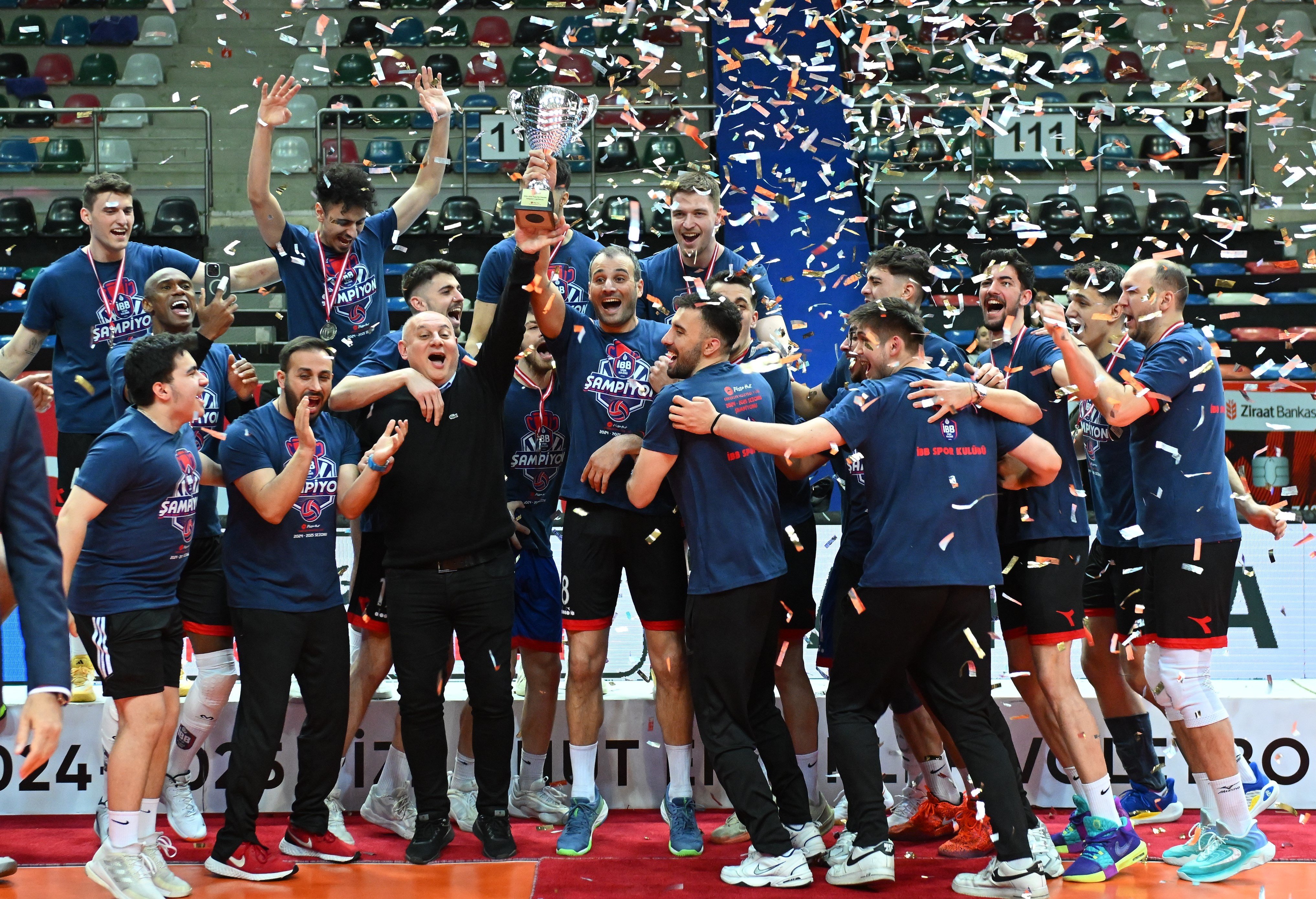 Erkek Voleybol Takımımız, Efeler Ligi'ne yükseldi: 3-0!