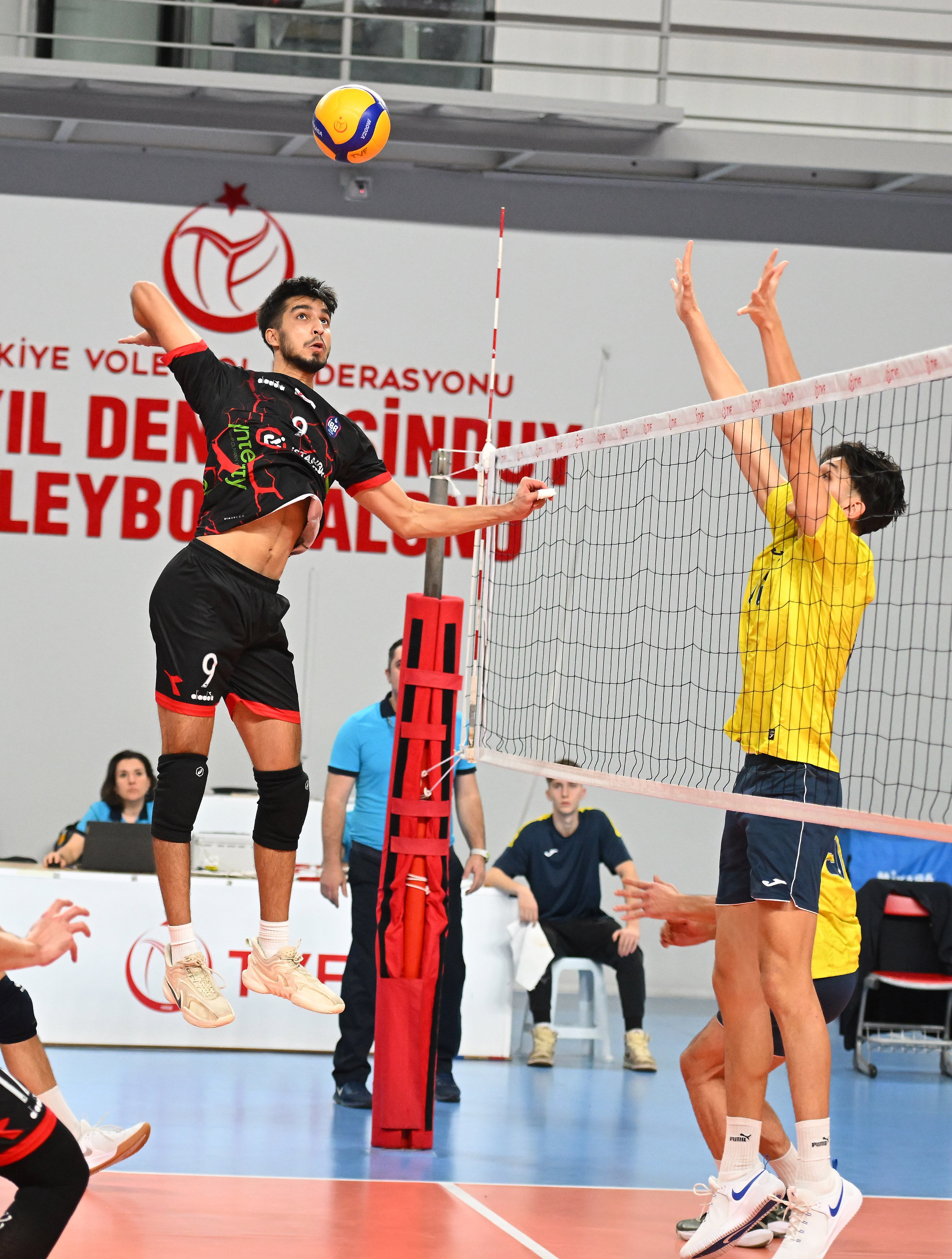 Erkek Voleybol Takımımız, Fenerbahçe Medicana'yı 3-0 mağlup etti