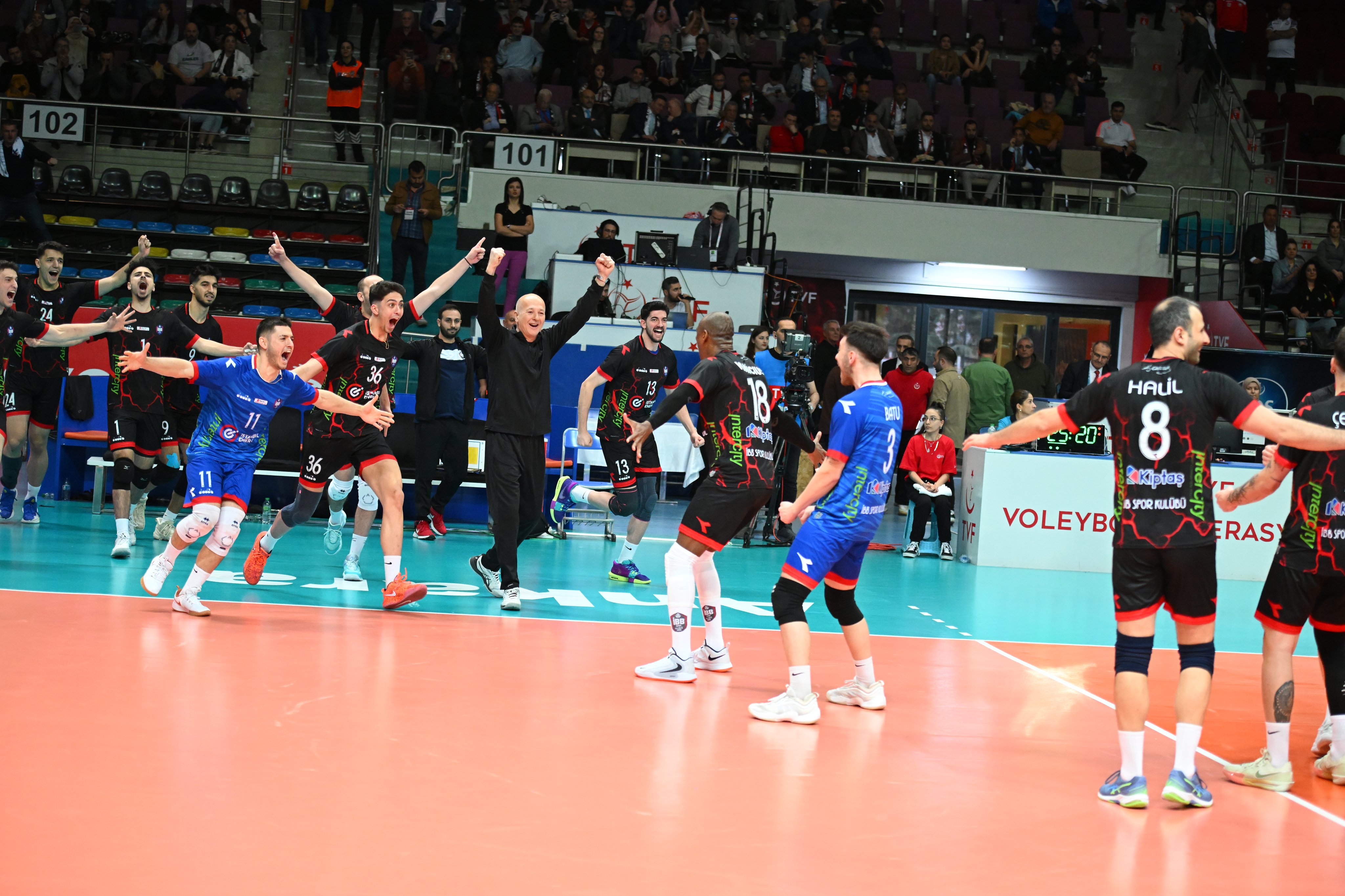 Erkek Voleybol Takımımız, Efeler Ligi'ne yükseldi: 3-0!