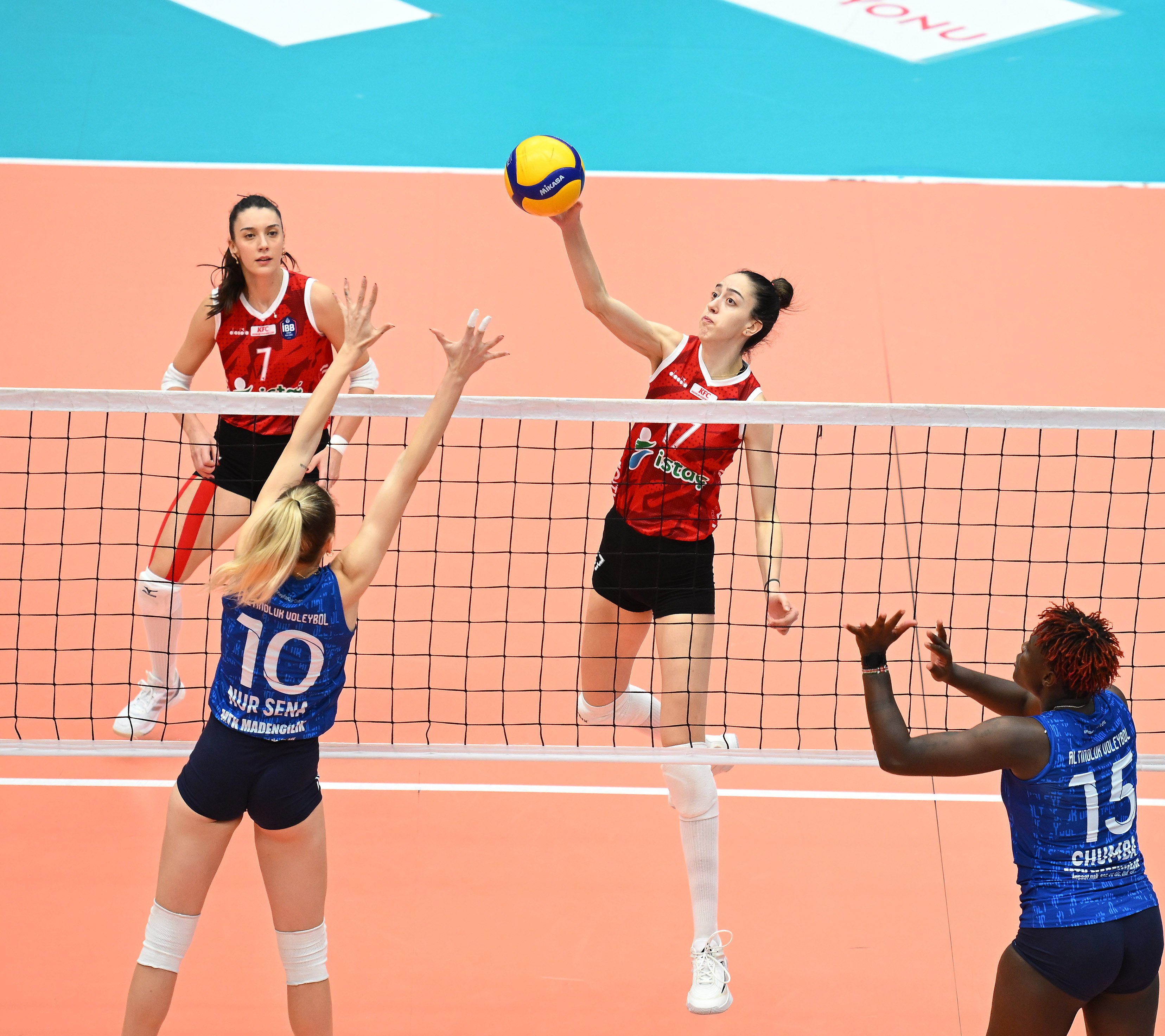 Kadın Voleybol Takımımız, Edremit Belediye'yi 3-0 mağlup etti
