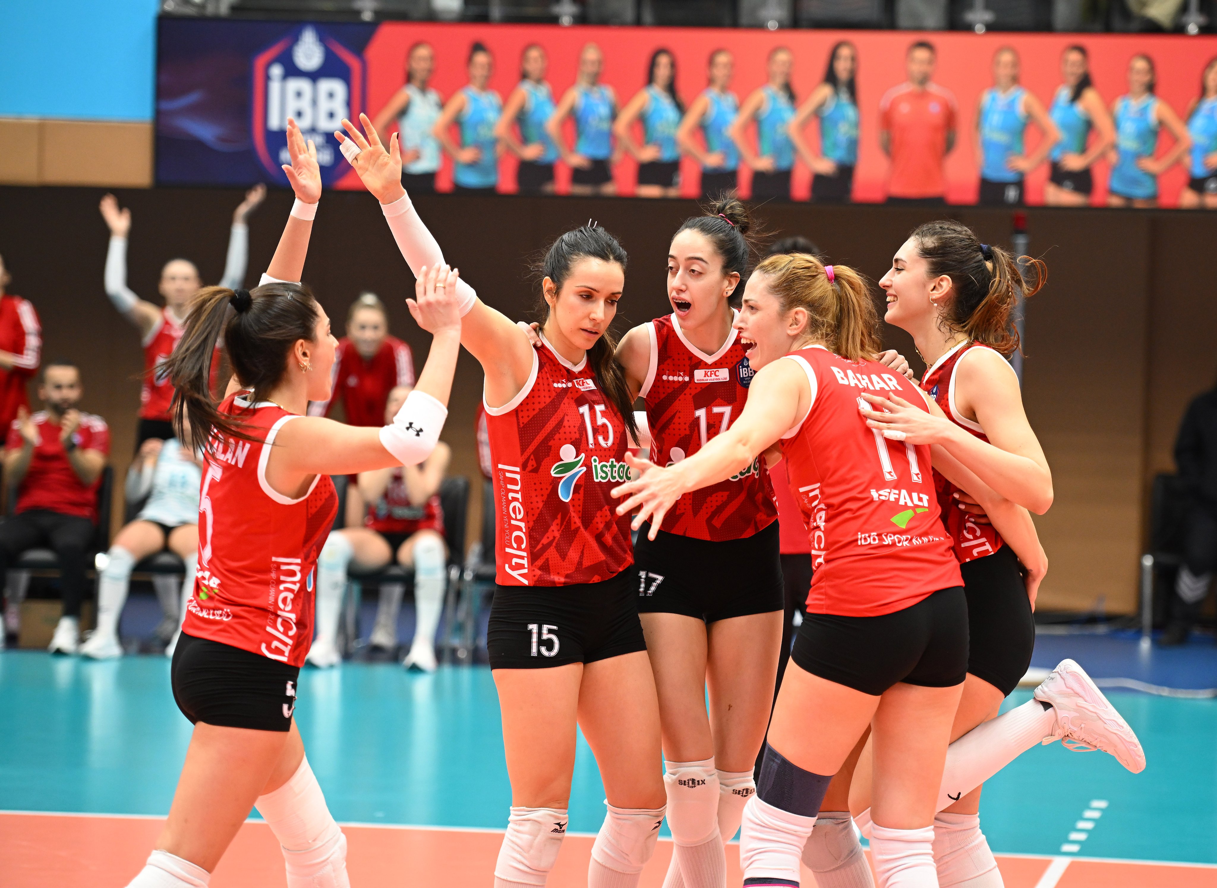 Kadın Voleybol Takımımız, Edremit Belediye'yi 3-0 mağlup etti