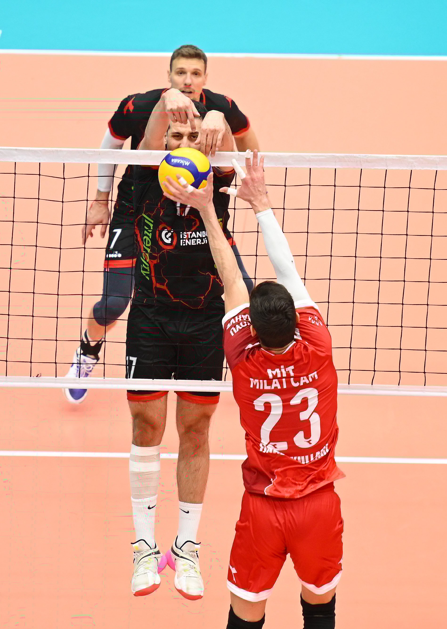 Erkek Voleybol Takımımız Gümüşsu Gümüşhane maçını 3-1 kazandı