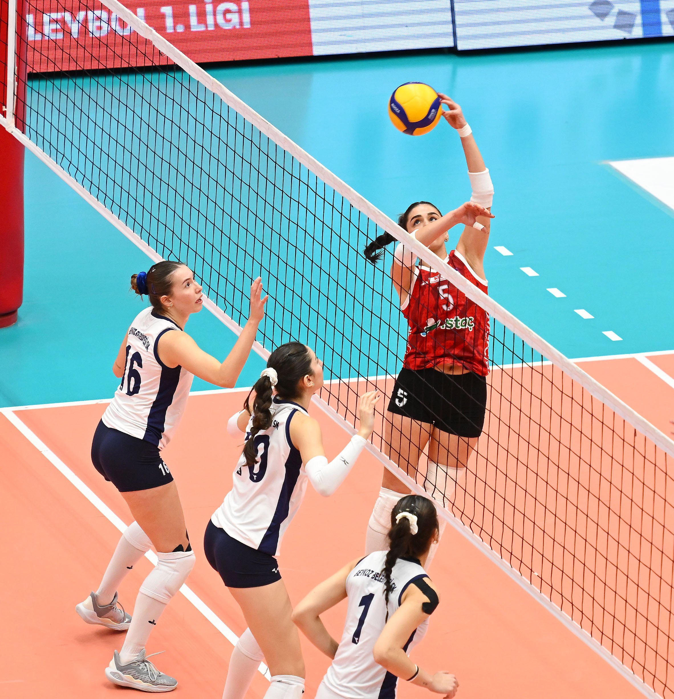Kadın Voleybol Takımımız, Beykoz Belediye'yi 3-0 ile geçti