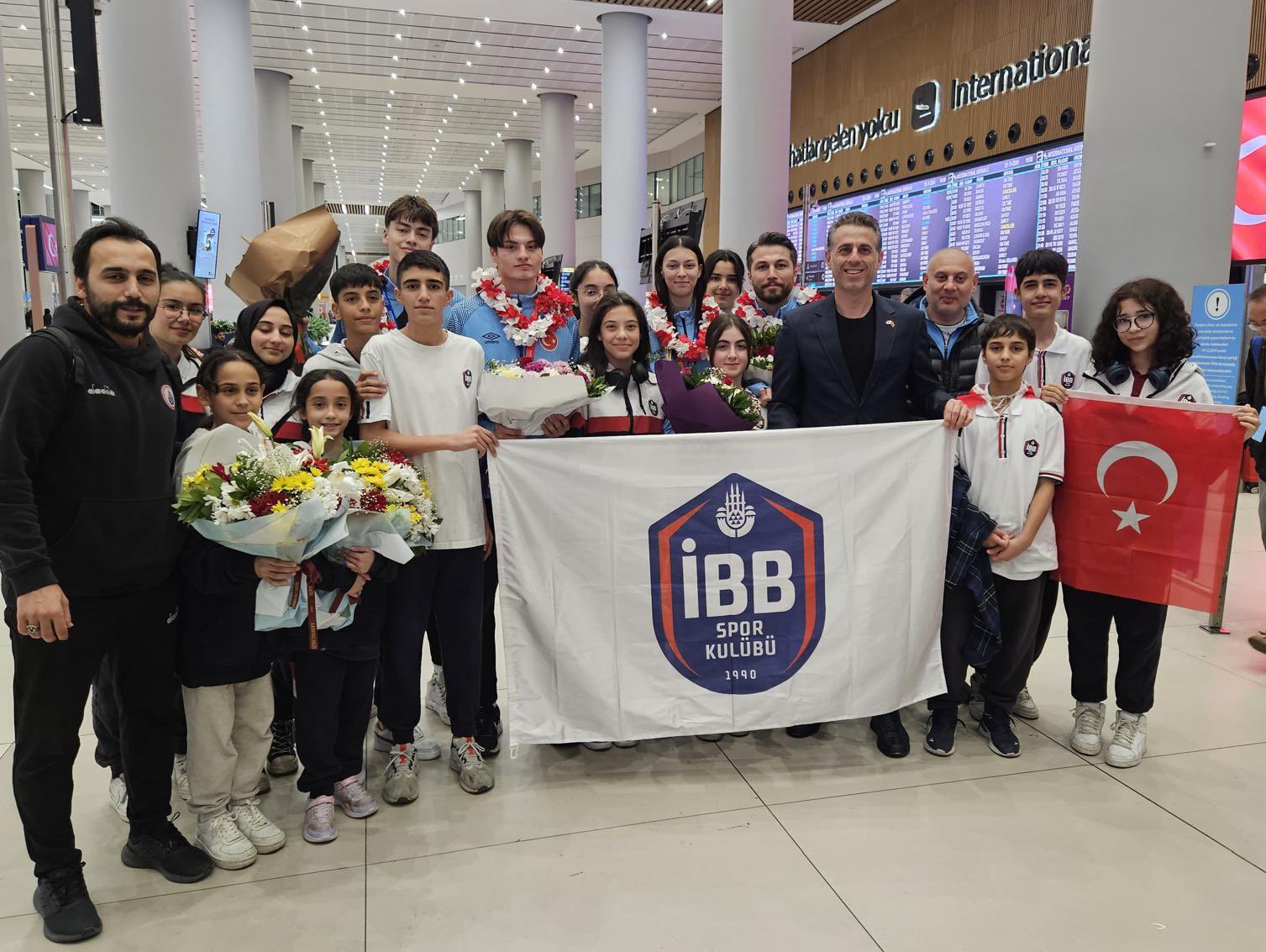 Şampiyon taekwondocularımız çiçeklerle karşılandı!