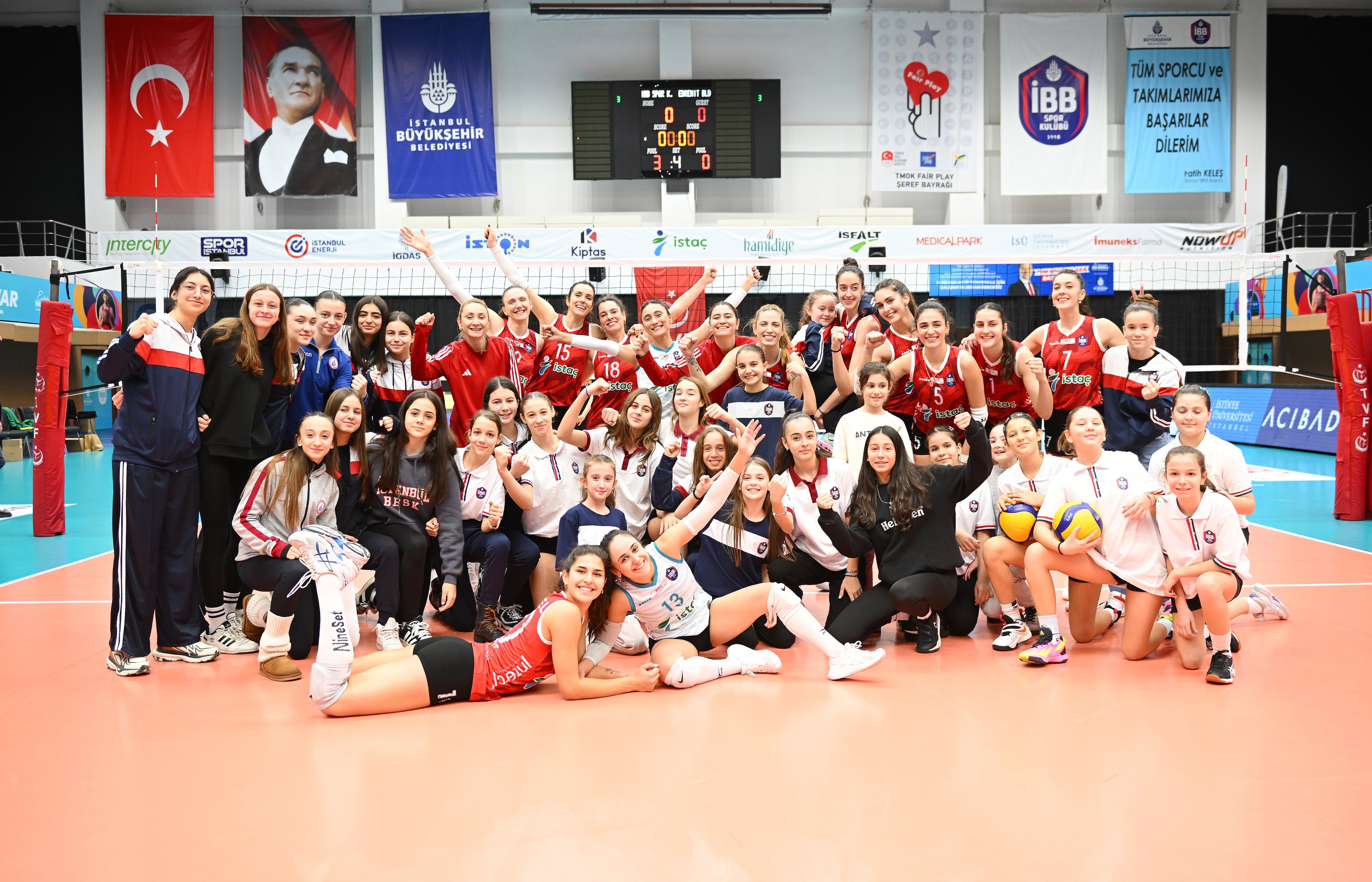 Kadın Voleybol Takımımız, Edremit Belediye'yi 3-0 mağlup etti
