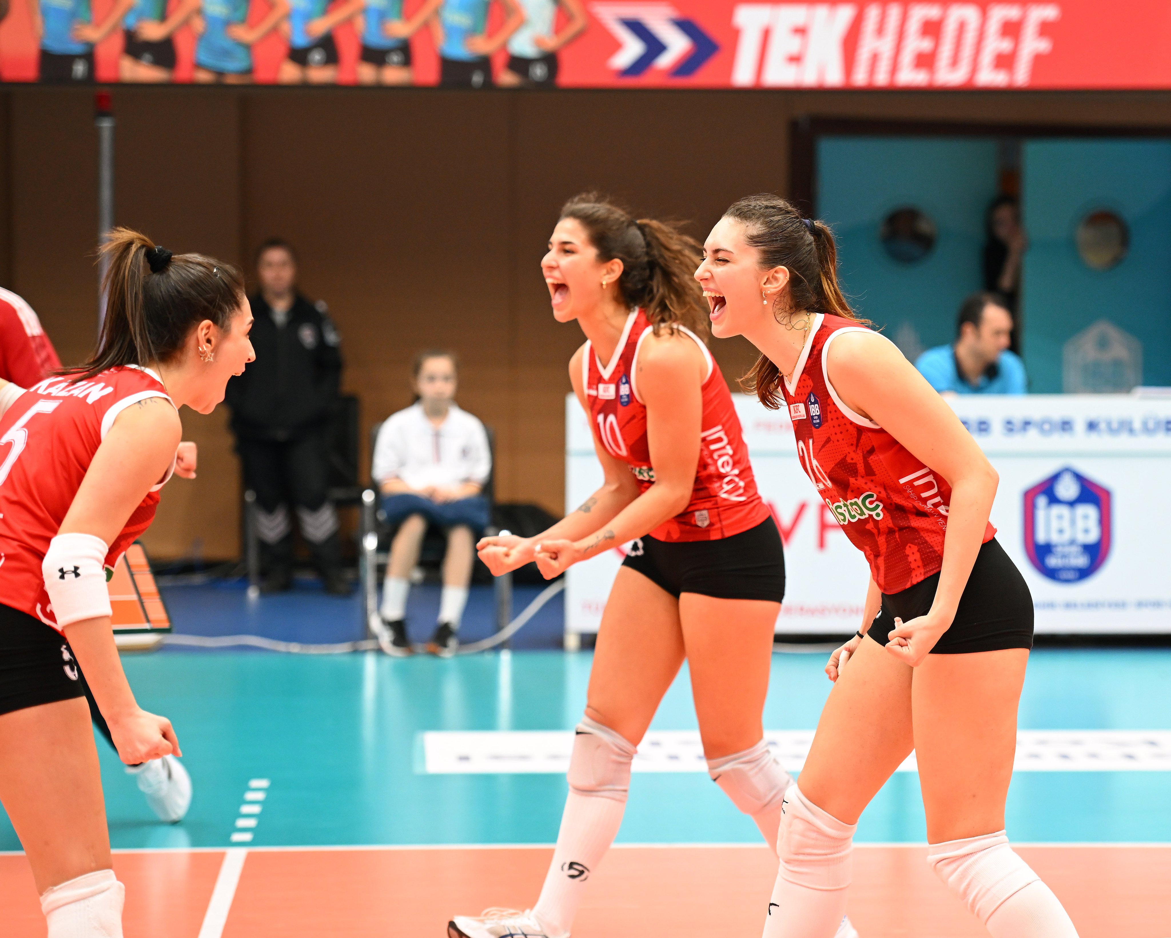 Kadın Voleybol Takımımız, Edremit Belediye'yi 3-0 mağlup etti