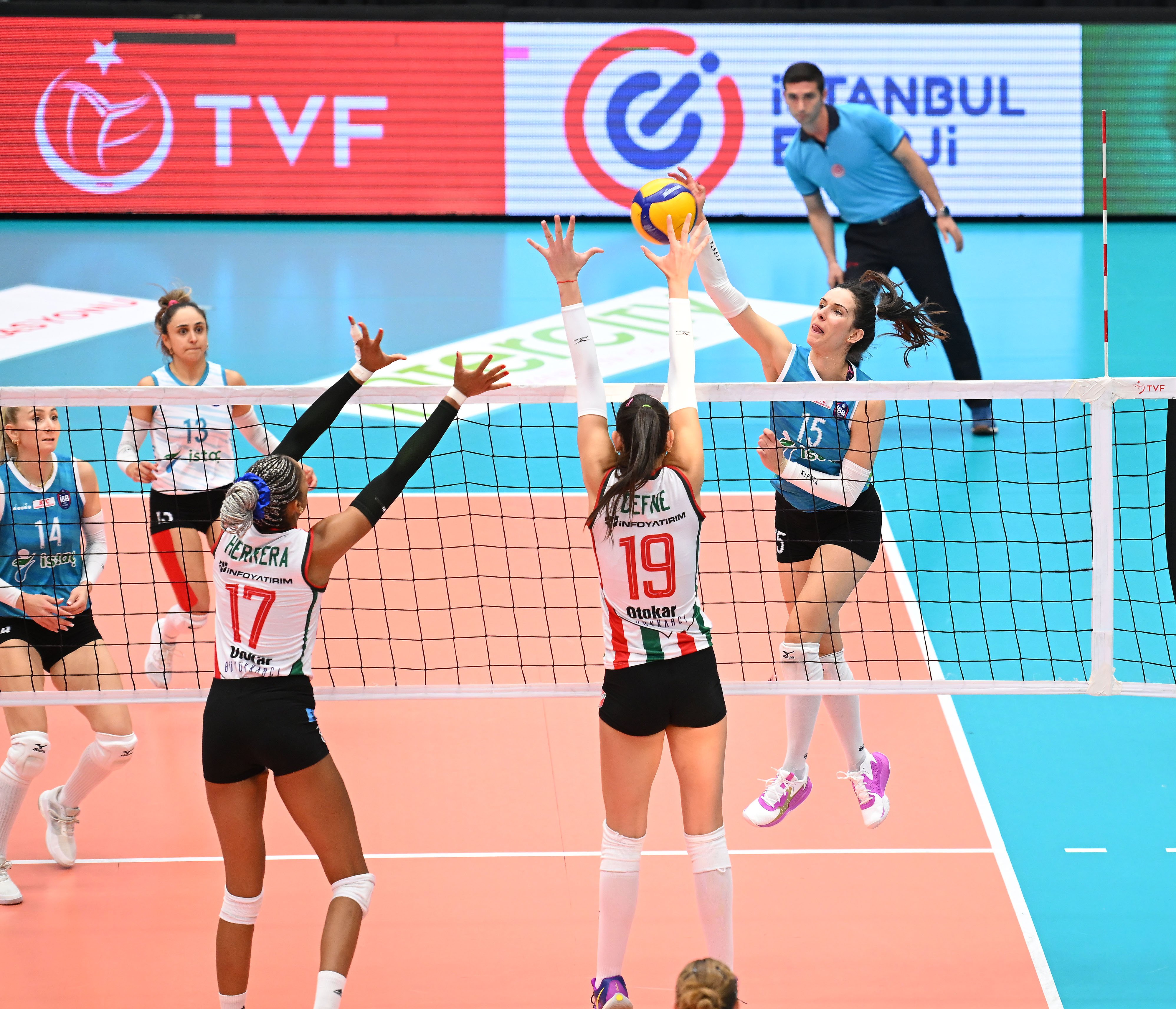 Kadın Voleybol Takımımız, Karşıyaka'yı 3-2 ile geçti