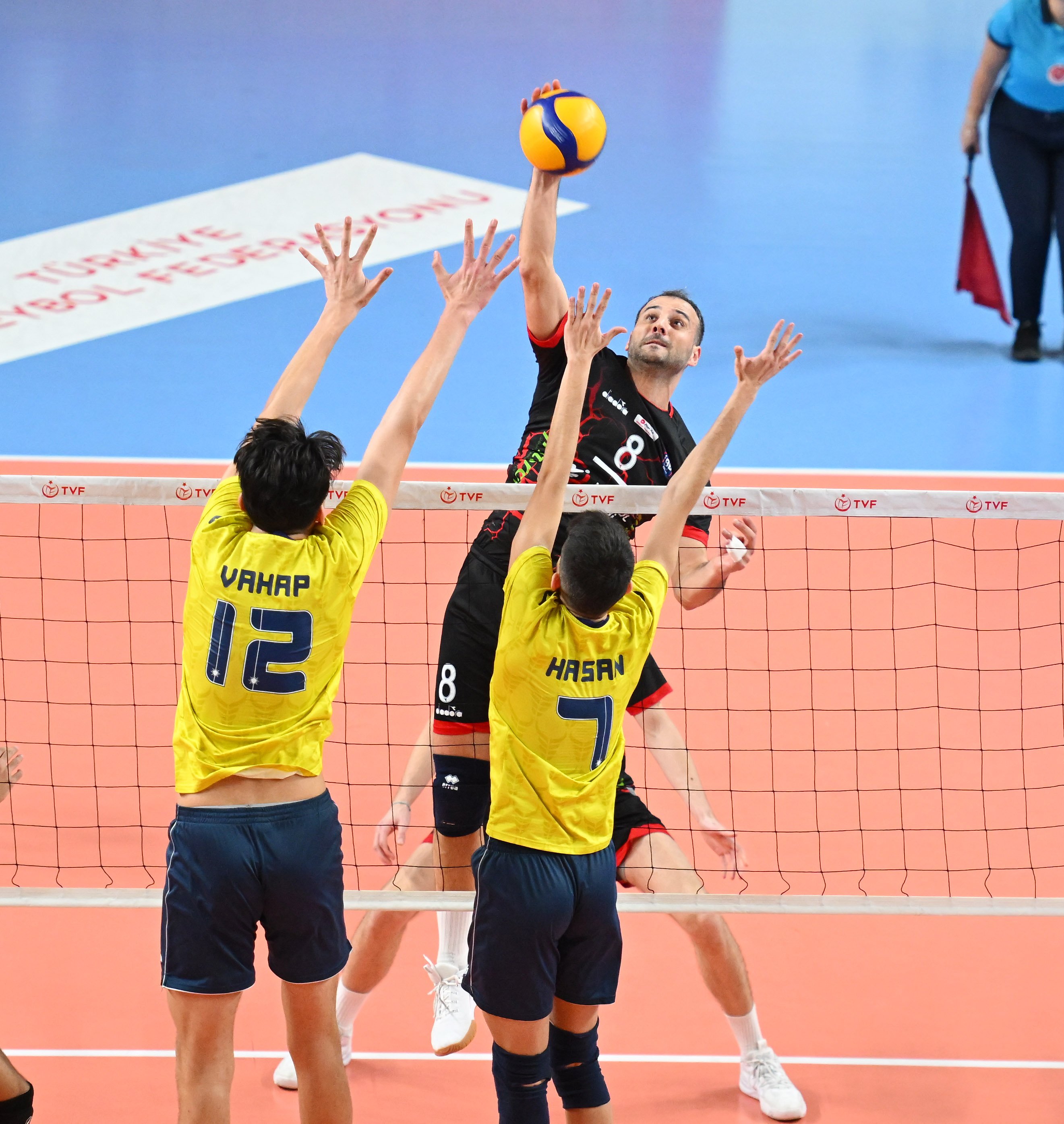 Erkek Voleybol Takımımız, Fenerbahçe Medicana'yı 3-0 mağlup etti