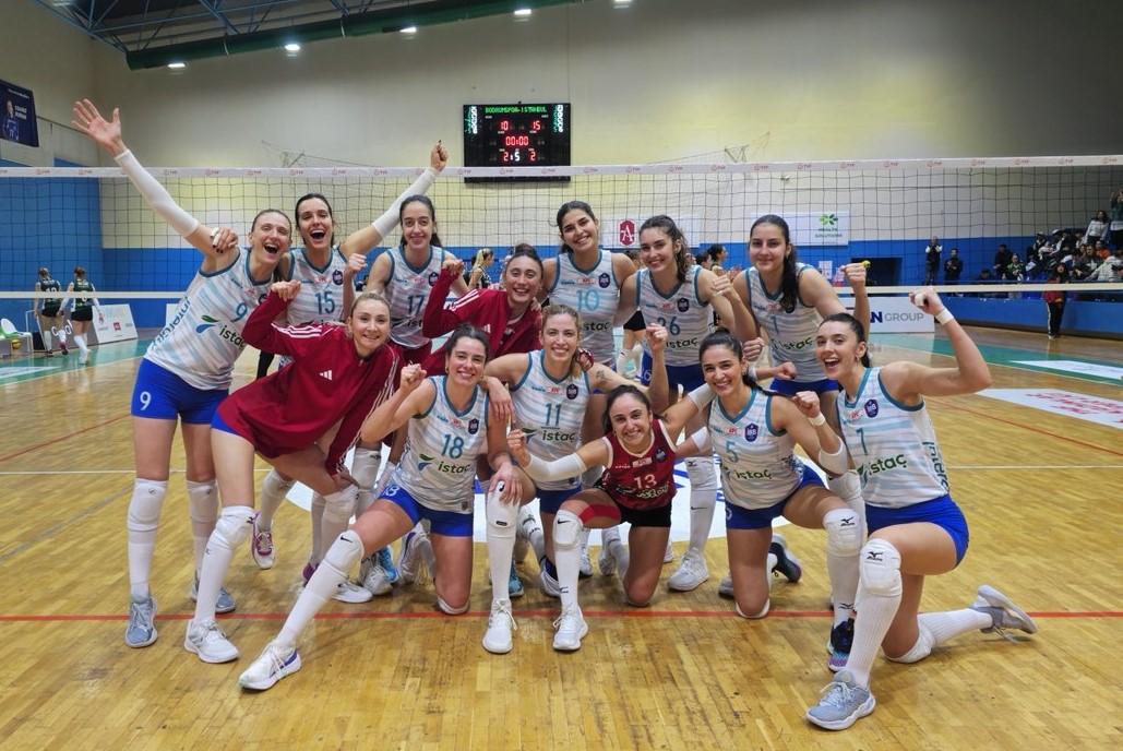 Kadın Voleybolcularımız Bodrum'dan galibiyetle döndü: 2-3!