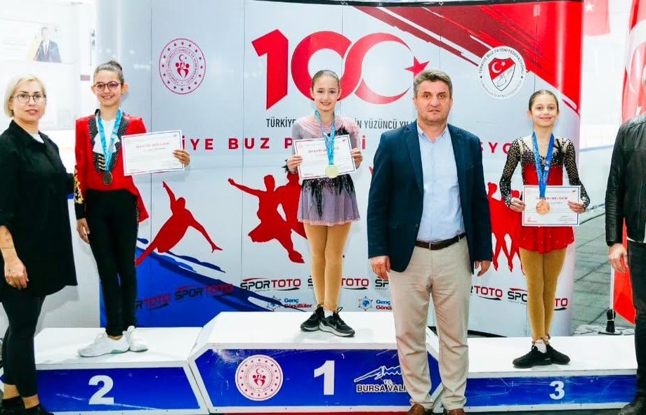 23 Nisan Buz Pateni Kupası'nda sporcularımızdan 1 altın, 1 gümüş madalya