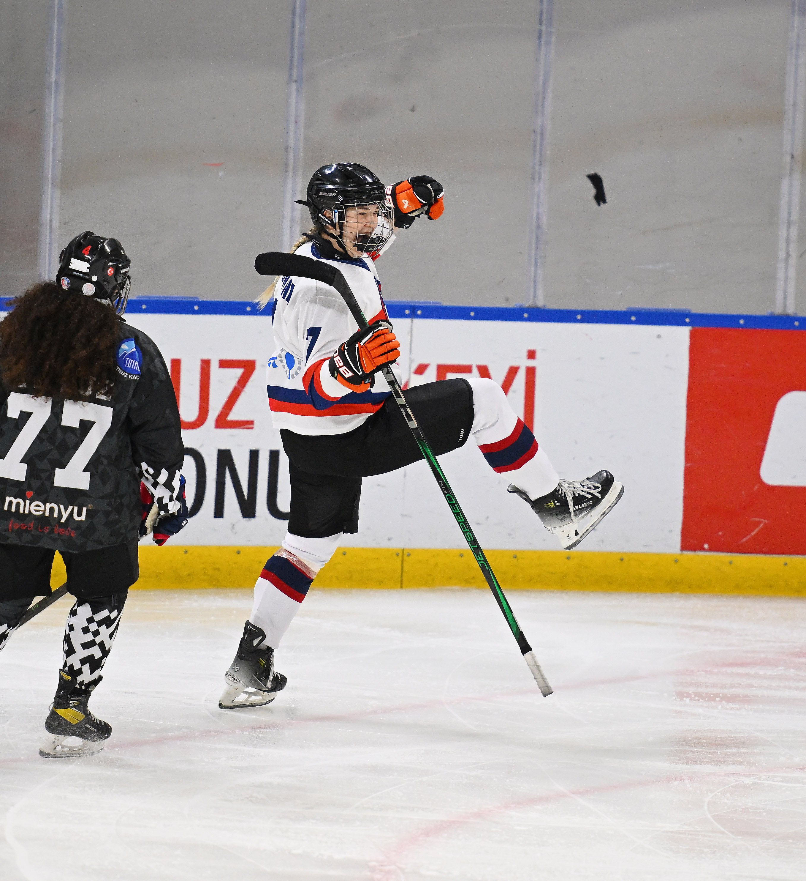 Kadın Buz Hokeyi Takımımız 8'de 8 ile liderliğini sürdürdü: 5-2