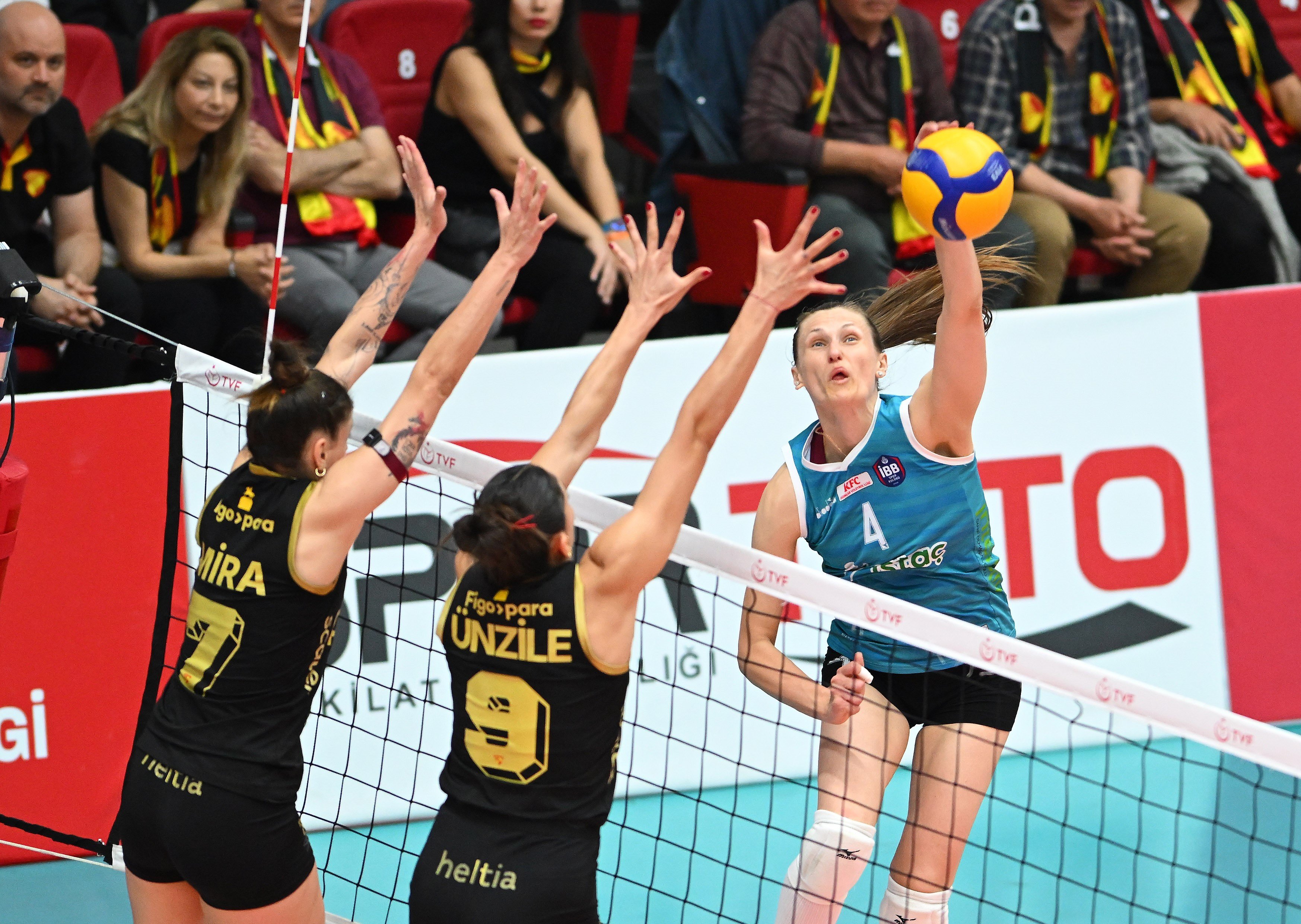 Kadın Voleybol Takımımız sezonu üçüncü tamamladı