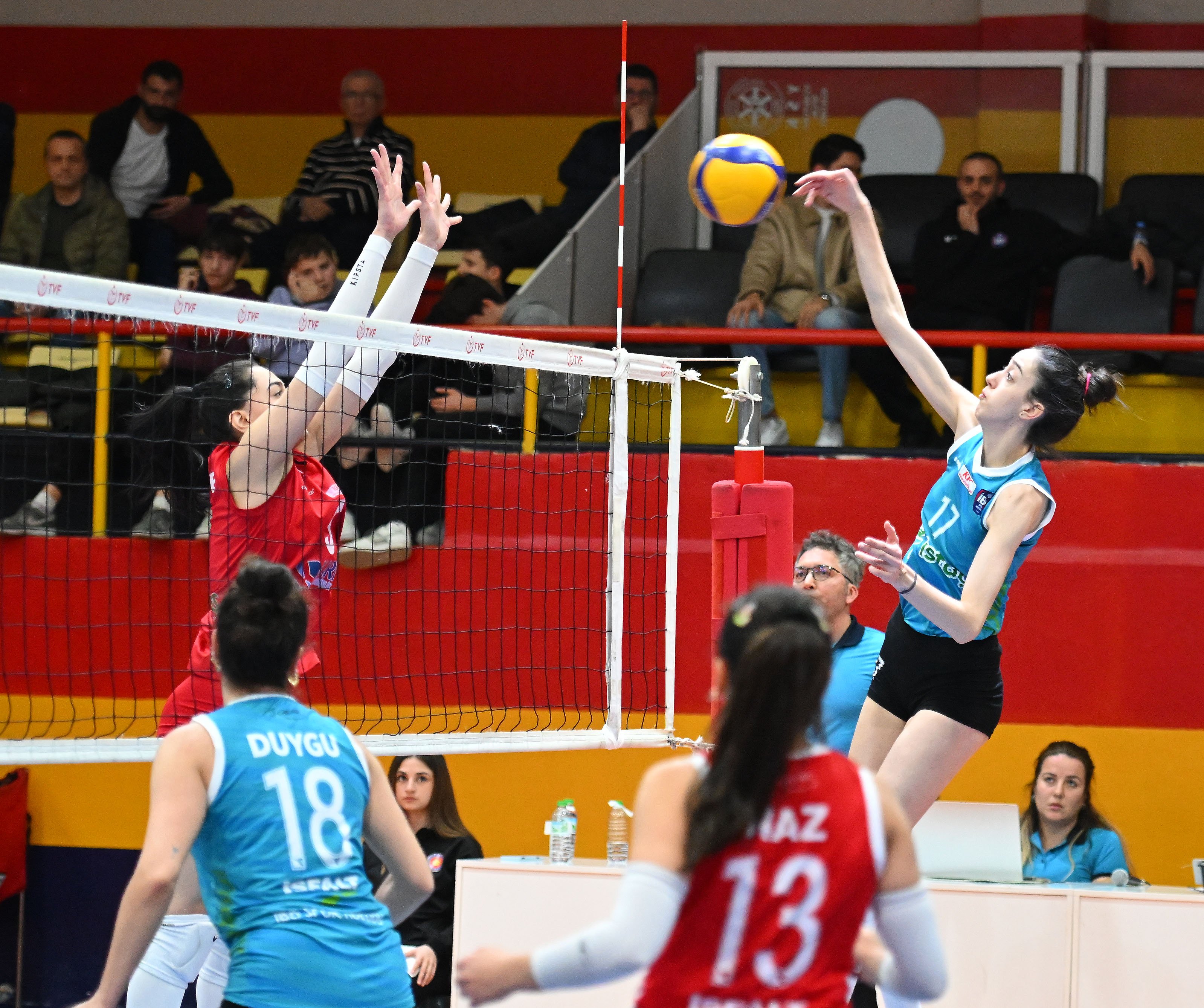 Kadın Voleybol Takımımız, Yeşilyurt'tan galibiyetle döndü: 3-0