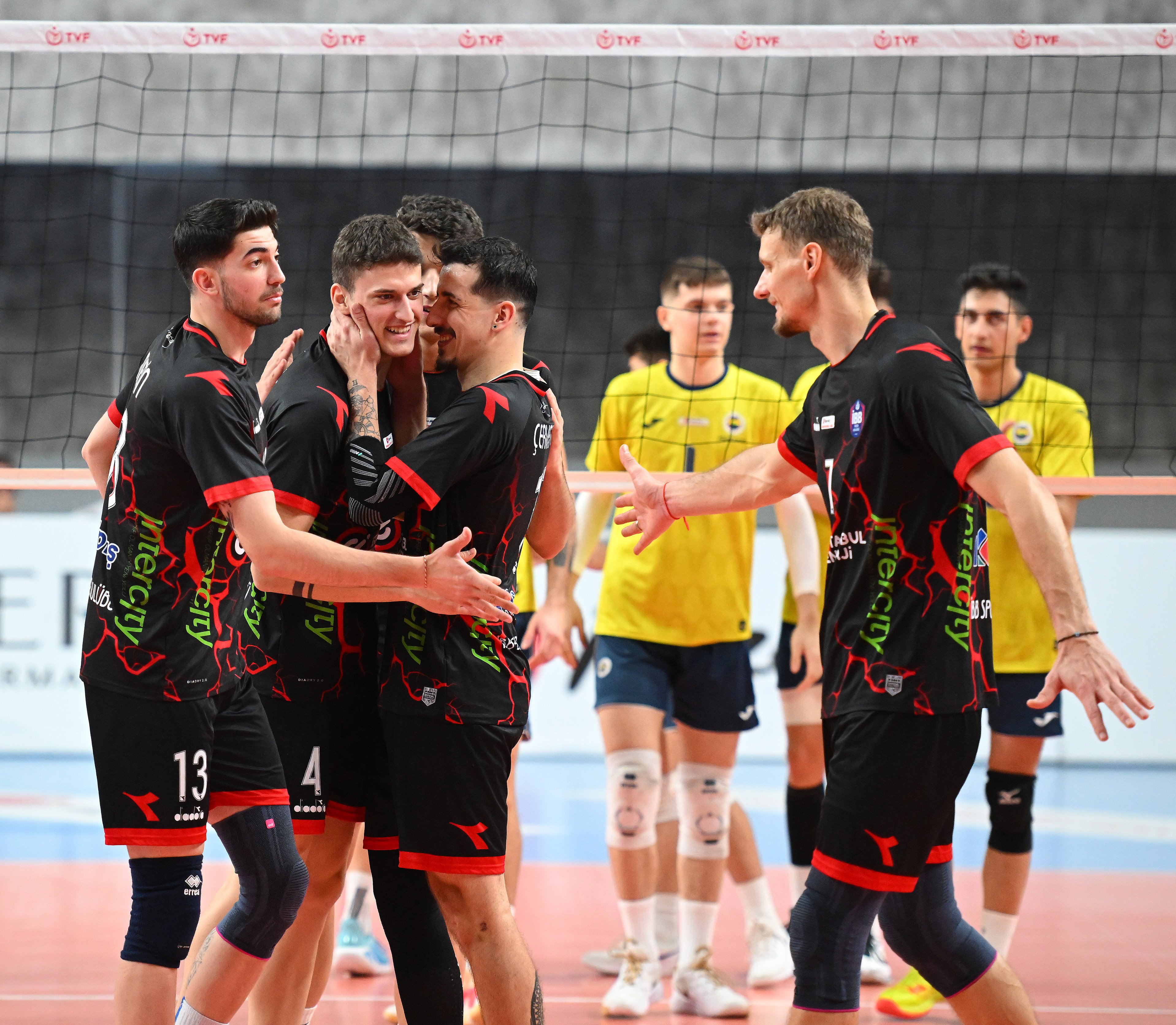 Erkek Voleybol Takımımız, Fenerbahçe Medicana'yı 3-0 mağlup etti