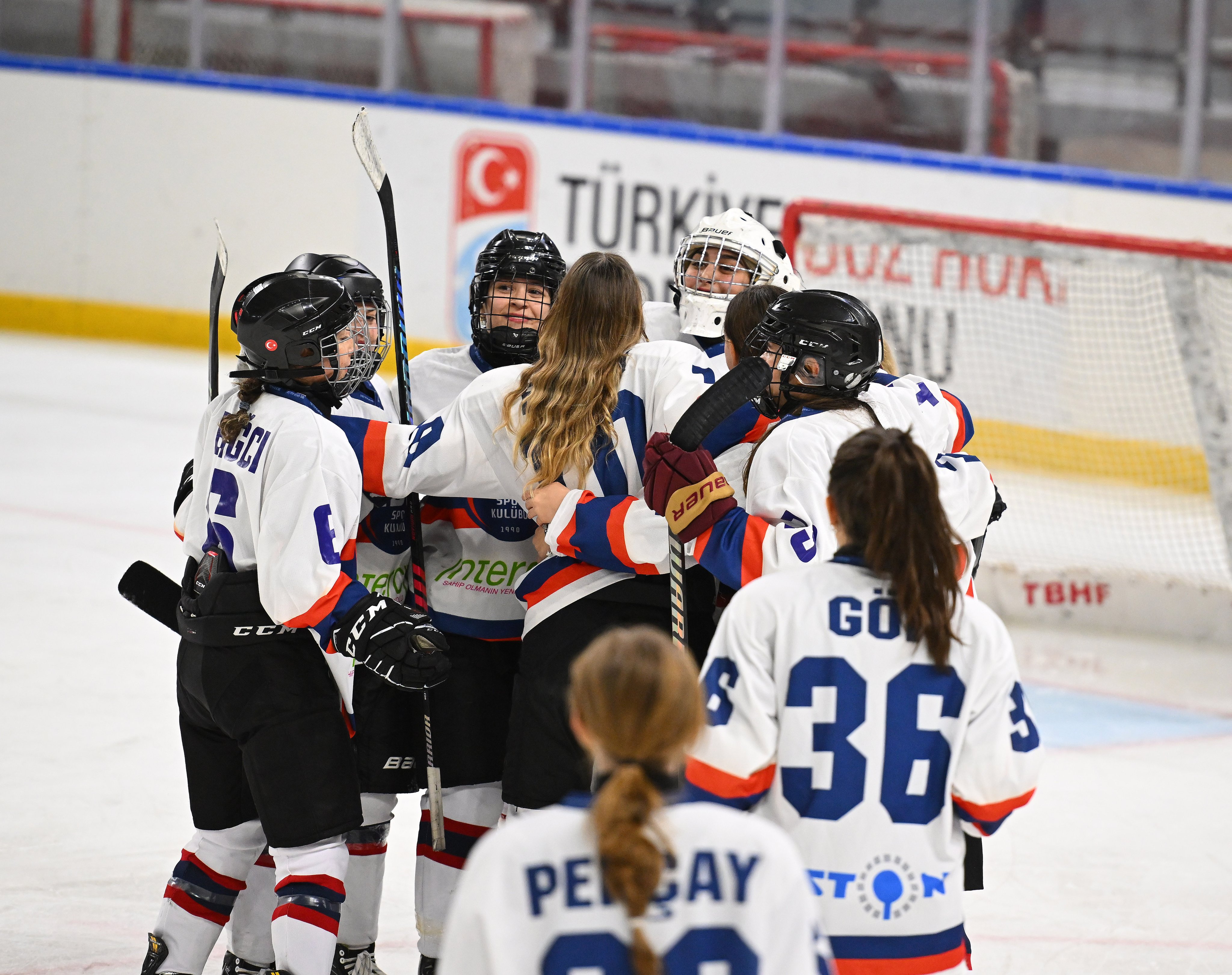Kadın Buz Hokeyi Takımımız 8'de 8 ile liderliğini sürdürdü: 5-2