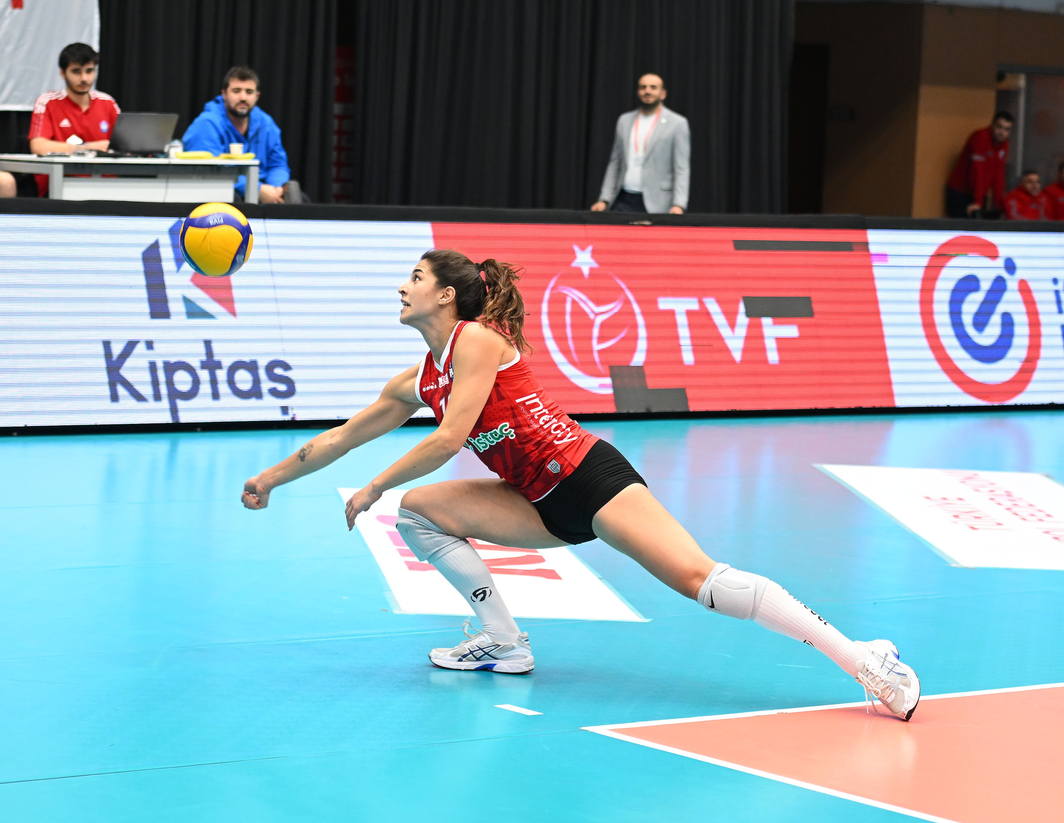 Kadın Voleybol Takımımız, Edremit Belediye'yi 3-0 mağlup etti